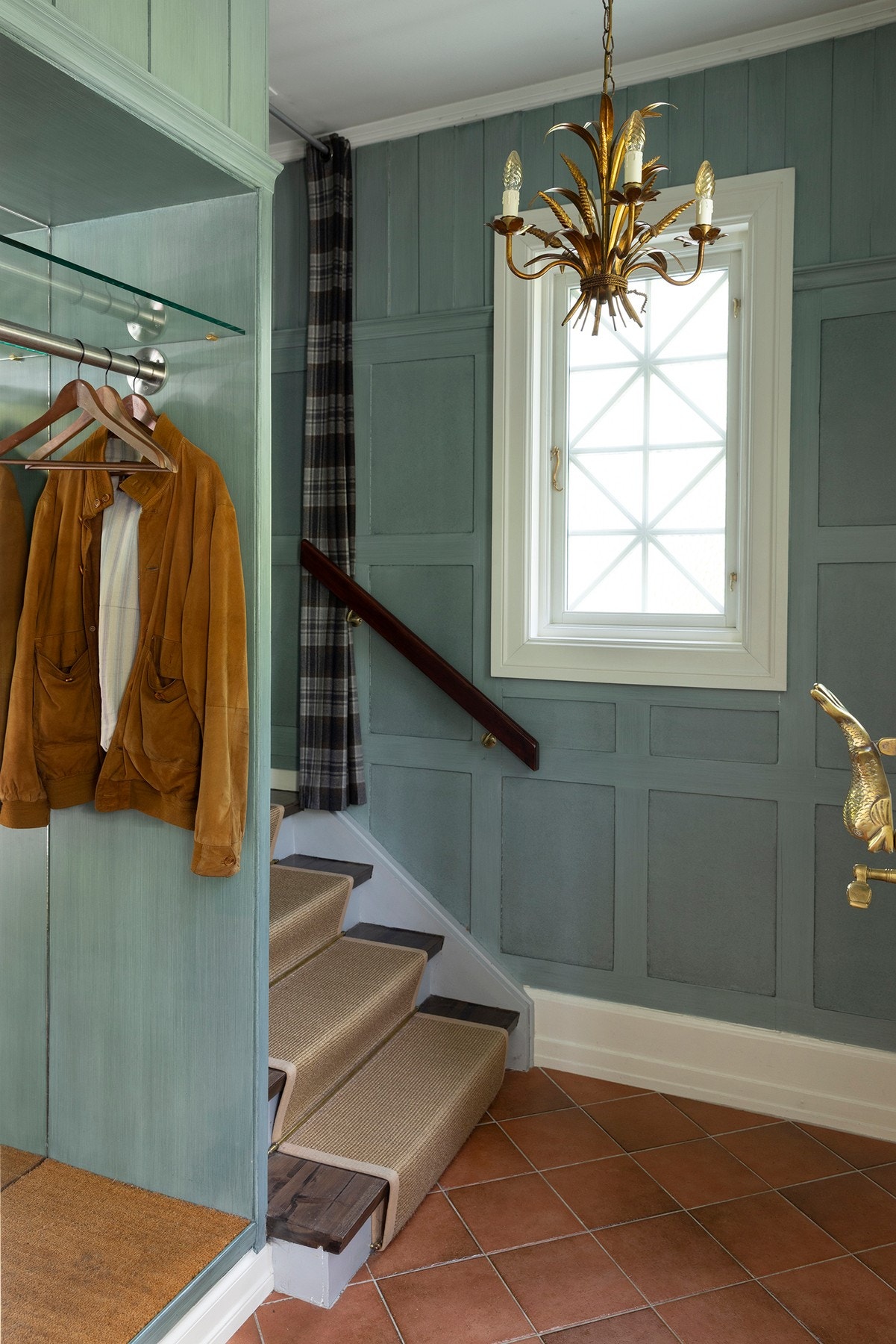 Entré med garderobe heng, og trapp til 2. etasje. Galleribilde