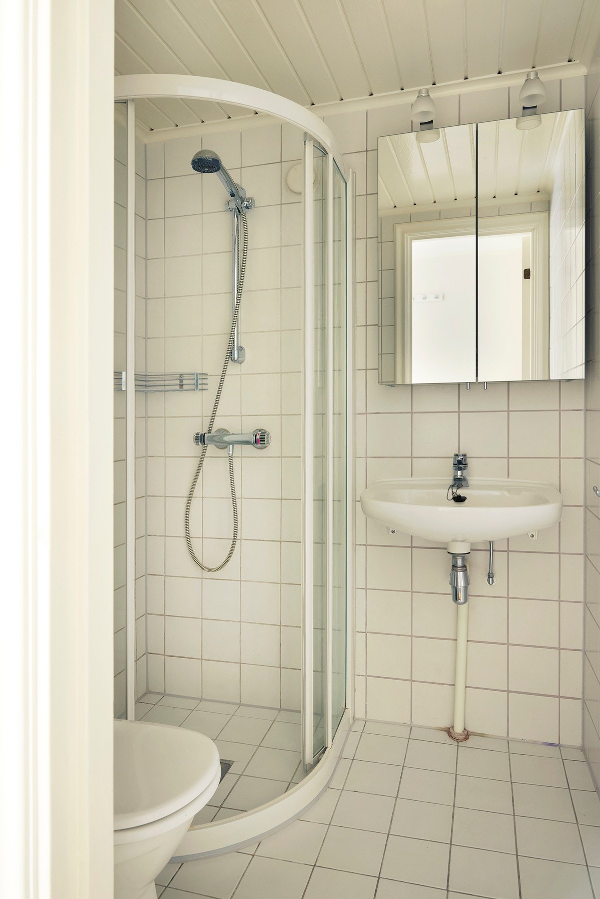 Bad i underetasjen, inneholder bl.a. servant, dusj hjørne og wc. Galleribilde