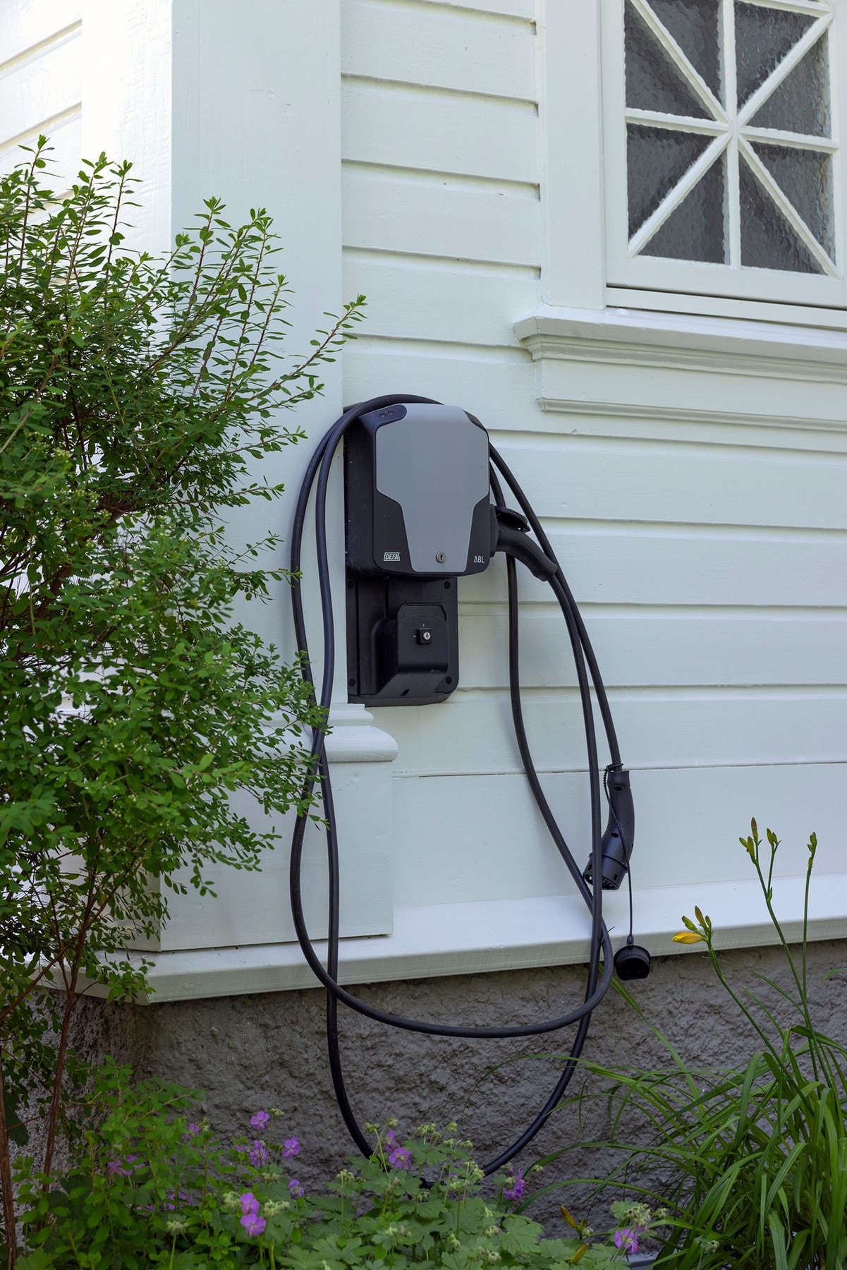 Der er installert elbillader på gårdsplass, som kun benyttes av seksjonen som selges. Galleribilde