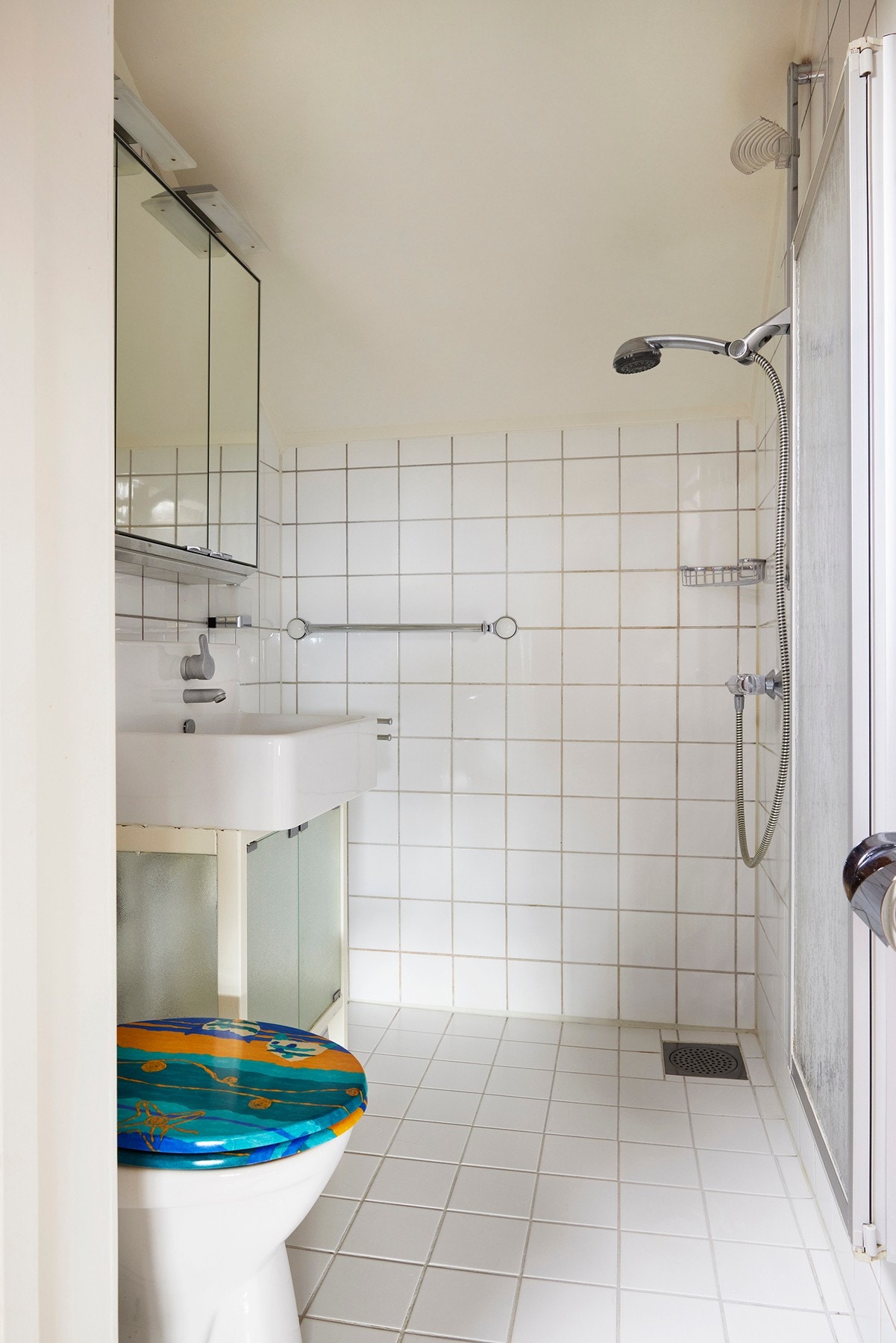 Baderom på loftet, innredet med servant, wc og dusj hjørne. Galleribilde