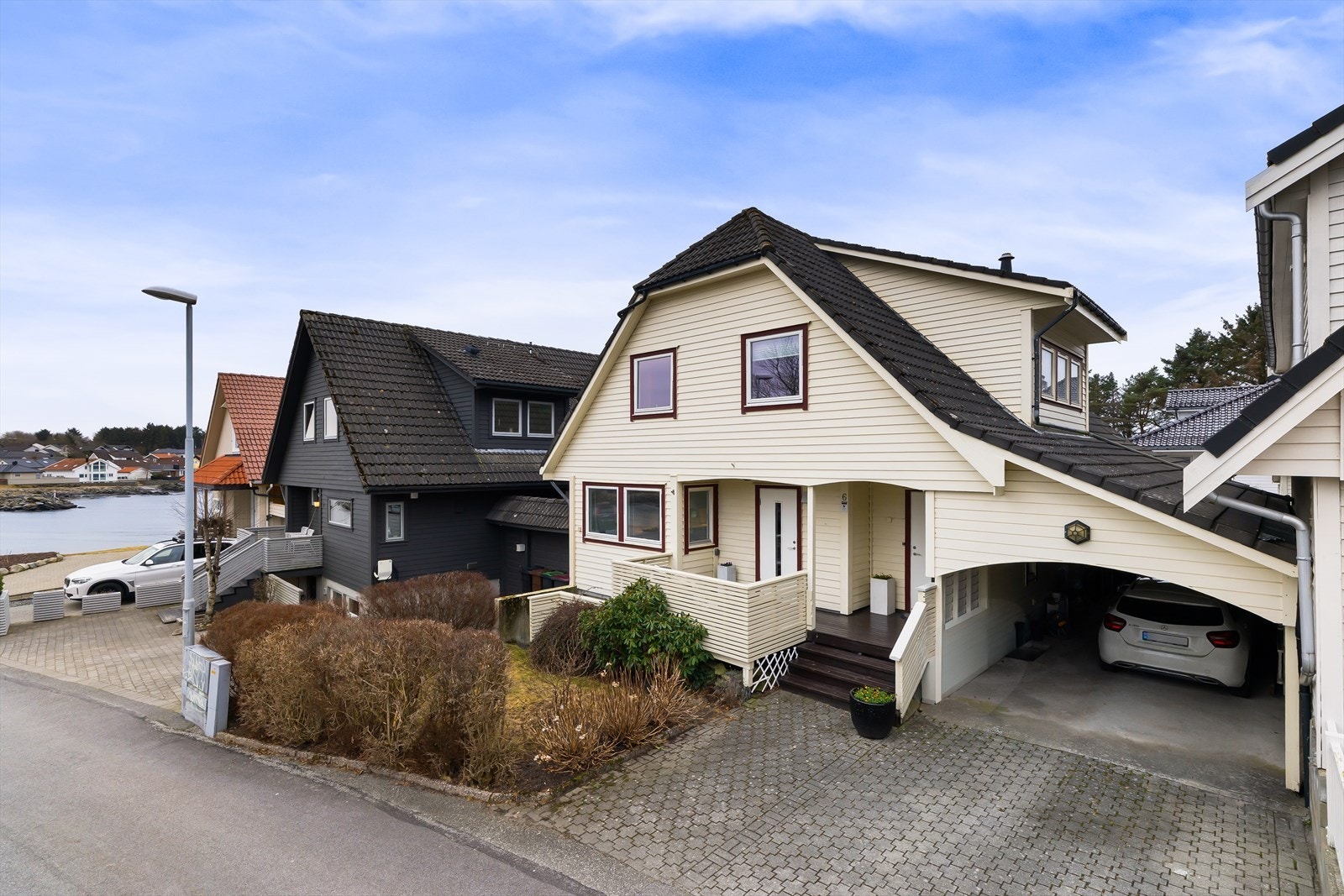 Romslig carport, samt oppstillingsplass i gårdsrom. Galleribilde