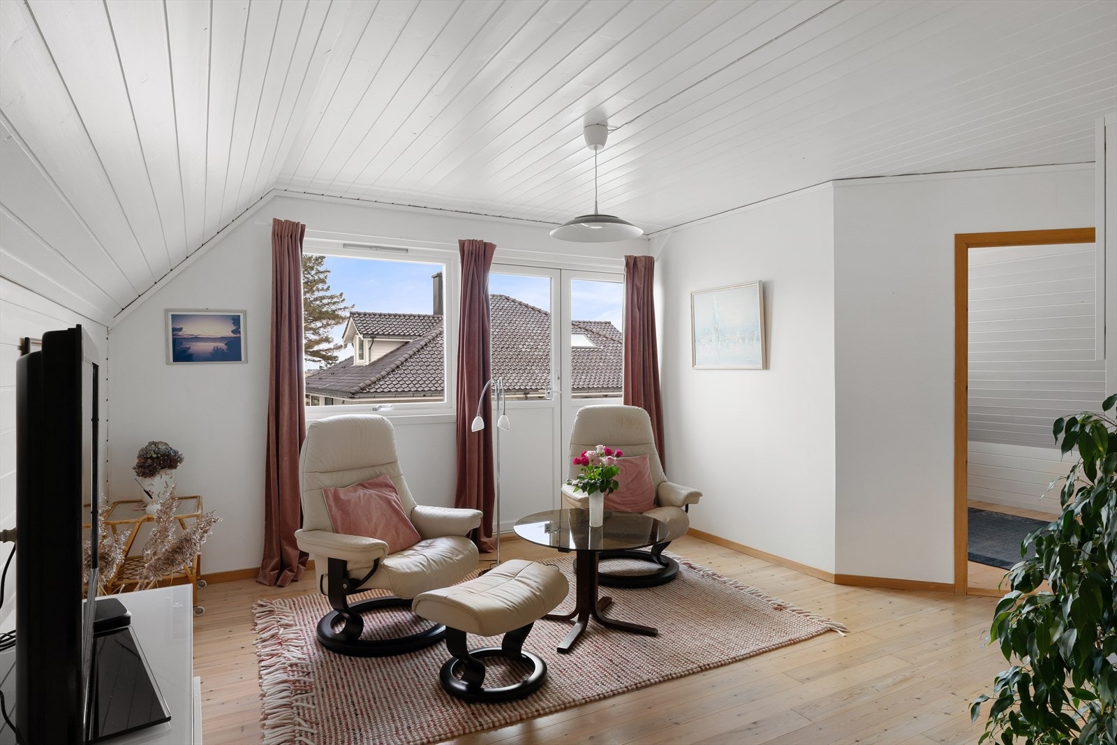 Kjekk loftstue med utgang til balkong. Flott utsikt mot fjorden. Rommet kan eventuelt deles av til et fjerde soverom ved behov. Galleribilde