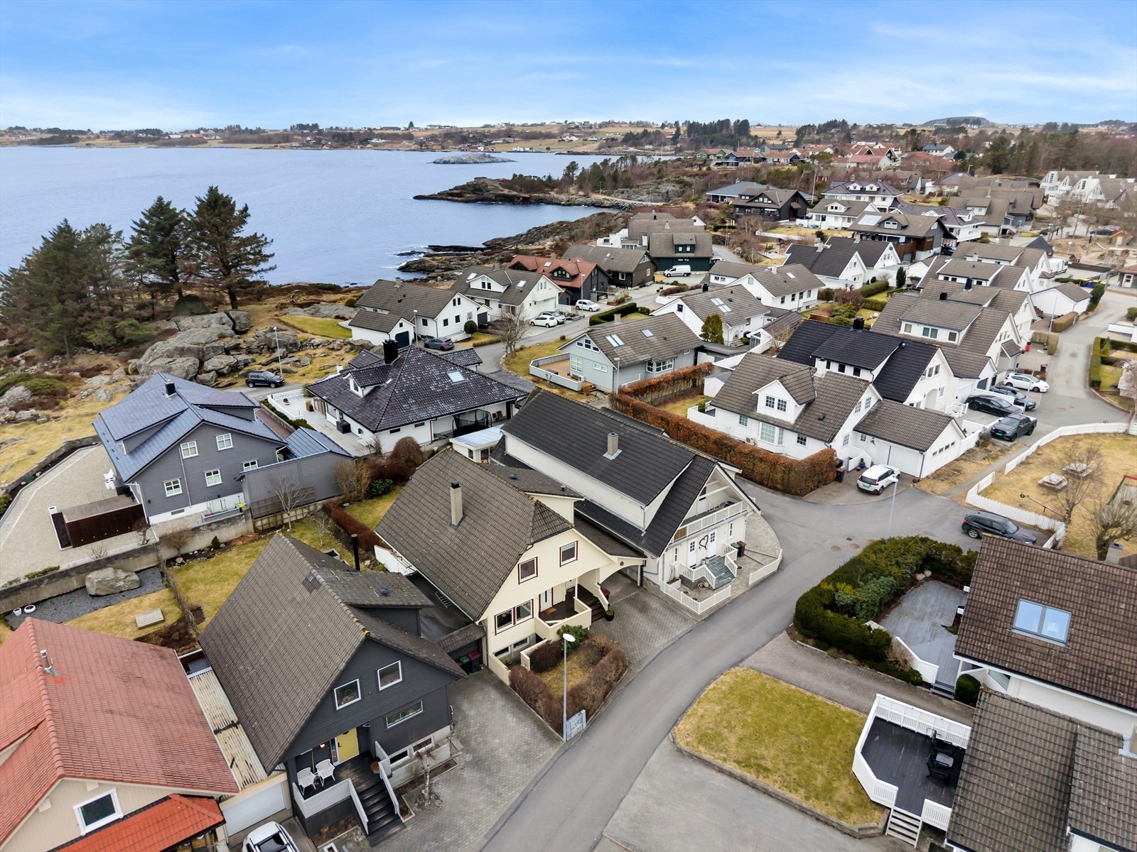 Flott sammenhengende tursti langs sjøen som tar deg forbi Goavika båthavn og ut til Vistnesstranda, eller innover Hafrsfjord til Møllebukta. Like over veien ligger Hålandsvannet med 7 km belyst sti rundt vannet. Galleribilde