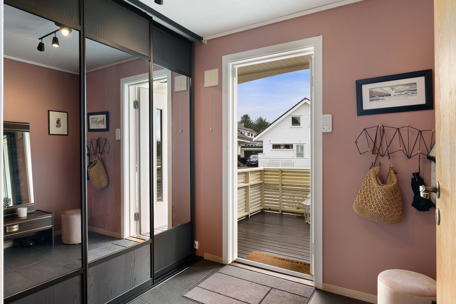 Entre med skyvedørsgarderobe fliser på gulv og gulvvarme. Galleribilde