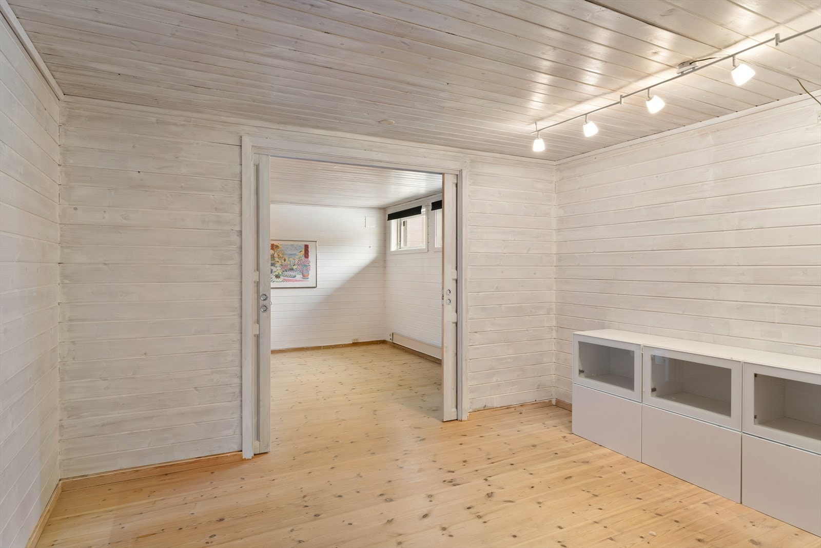 Kjelleretasjen har egen inngang og god takhøyde, ca. 2.4 m. Galleribilde