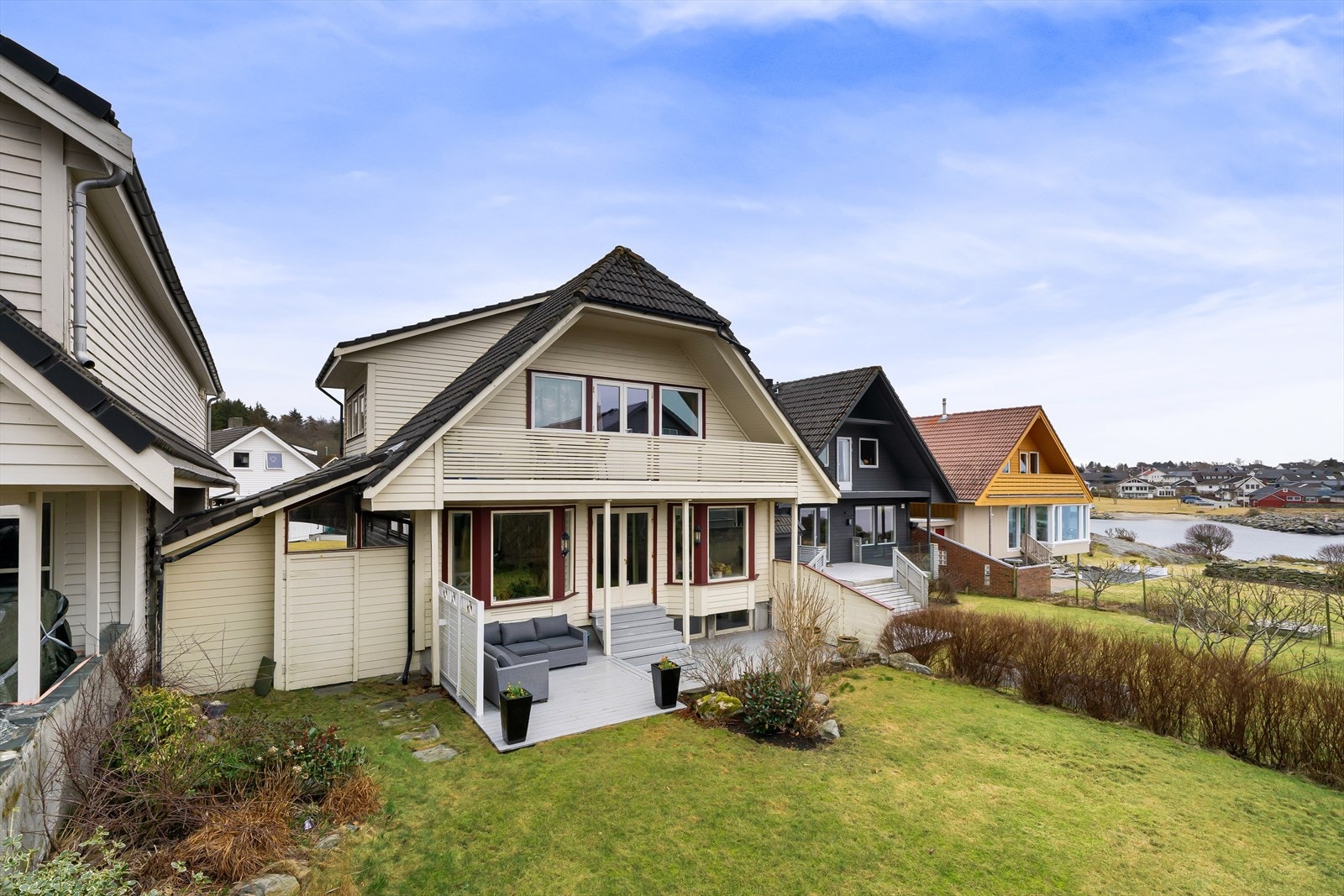 Hage og terrasse mot vest med meget gode solforhold. Utsikt mot fjorden Galleribilde