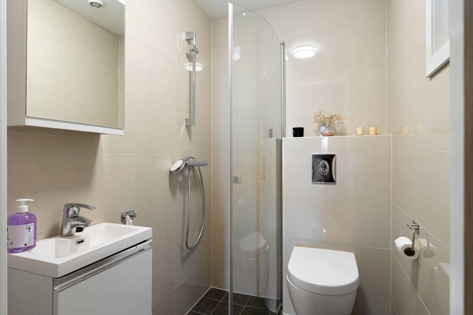 Pent flislagt gjestebad med gulvvarme, dusjnisje, vegghengt wc og vask i møbel. Oppusset i ca. 2020. Galleribilde