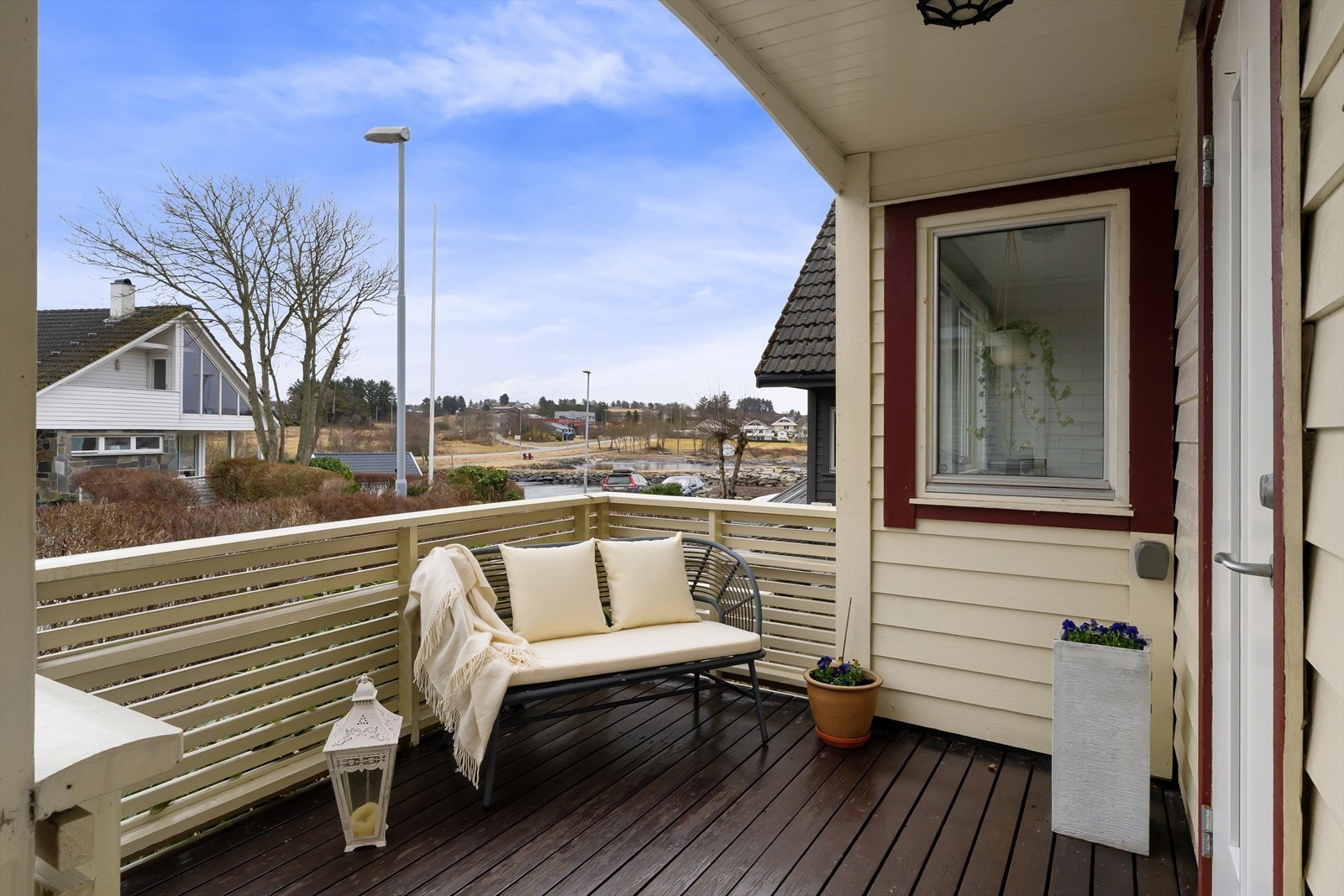 Uteplass på inngangssiden med morgensol. Galleribilde