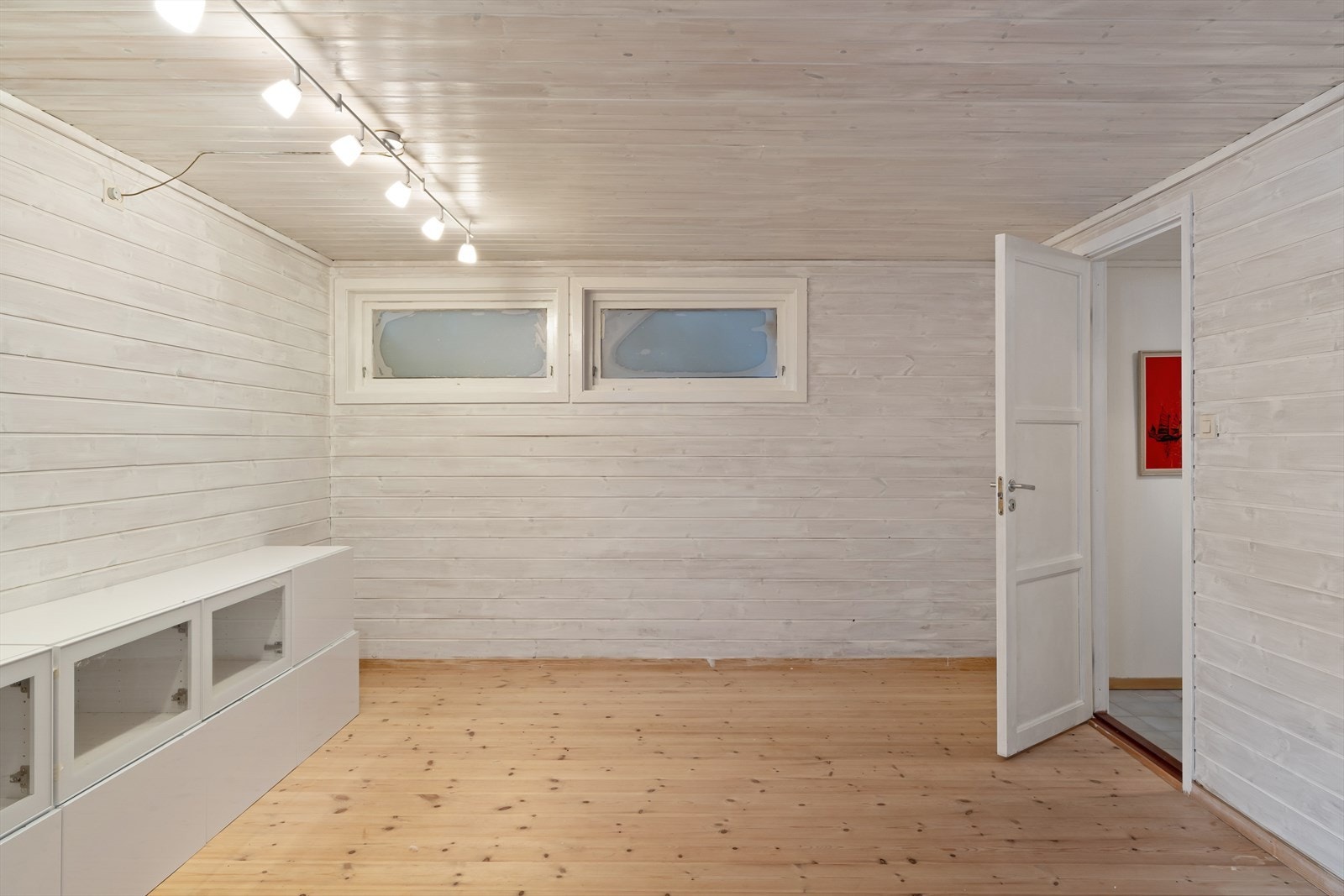 Stor kjellerstue/hobbyrom med tregulv og malt panel. (ikke byggemeldt og godkjent til rom for varig opphold) Galleribilde