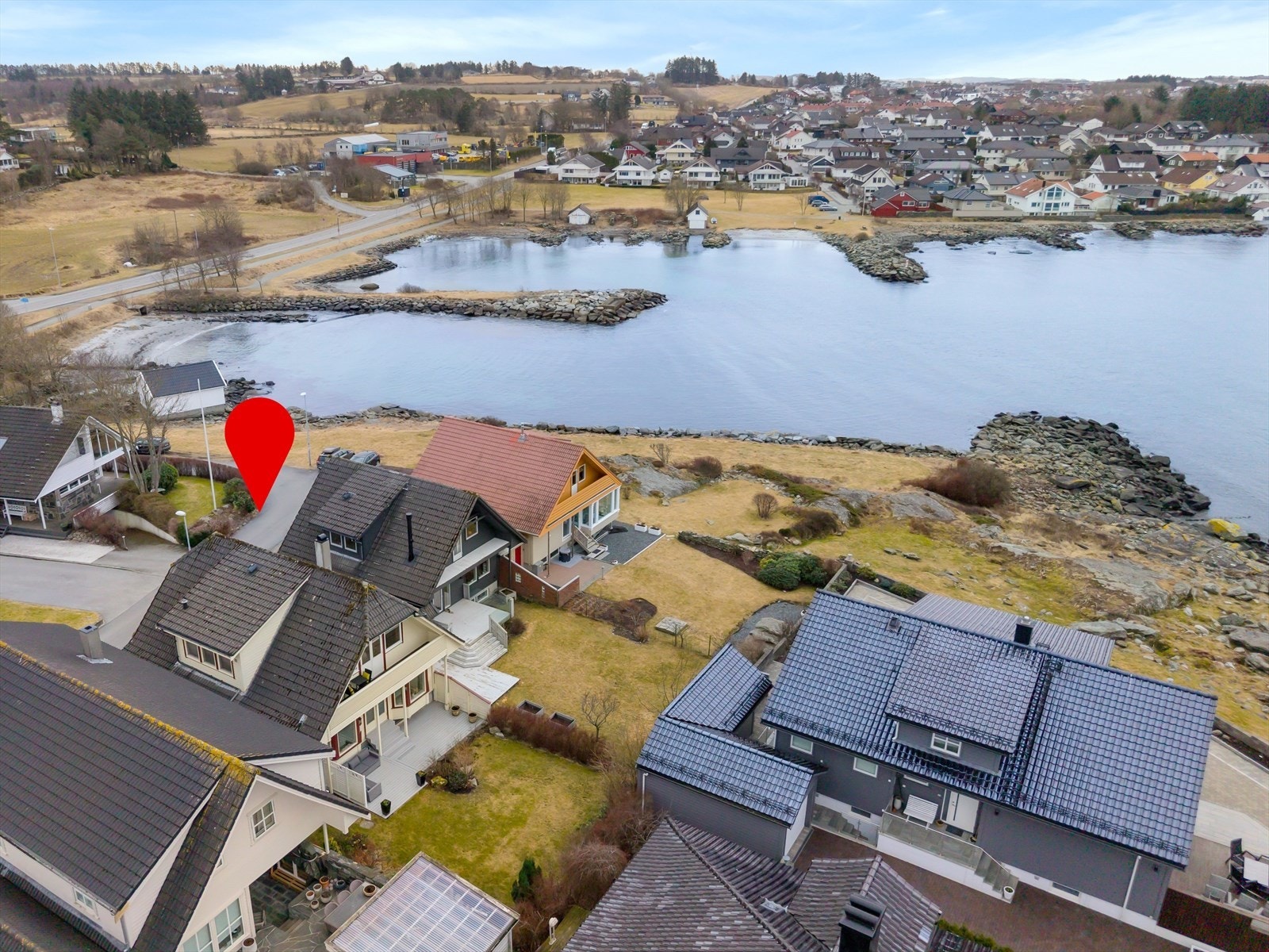 Her er bor man like ved sjøen og har turløyper like utenfor døra. Galleribilde