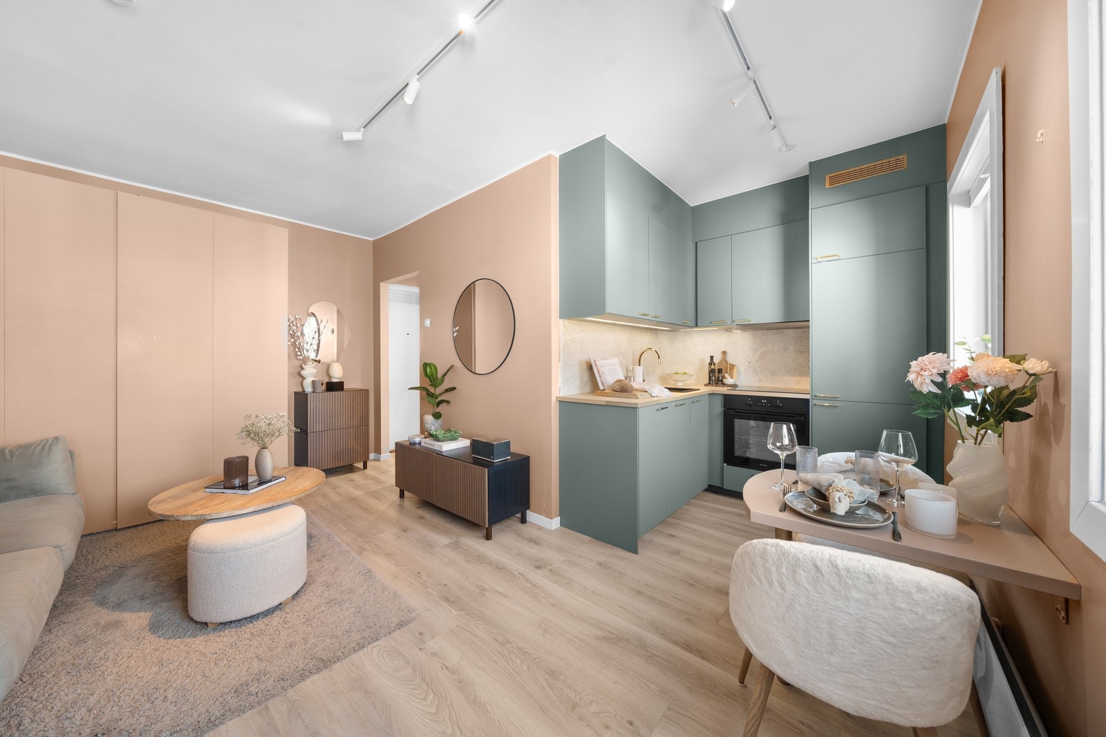 Kjøkkeninnredning består av glatte fronter og benkeplate av laminat. Galleribilde
