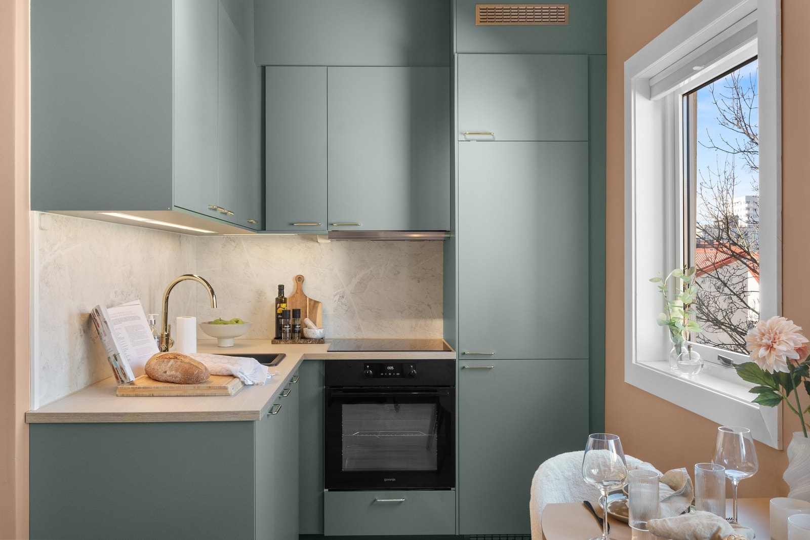 Kjøkkenet er utstyrt med integrerte hvitevarer; kjøleskap med frysedel, oppvaskmaskin, komfyr med nedfelt platetopp, samt ventilator i overskap. Galleribilde