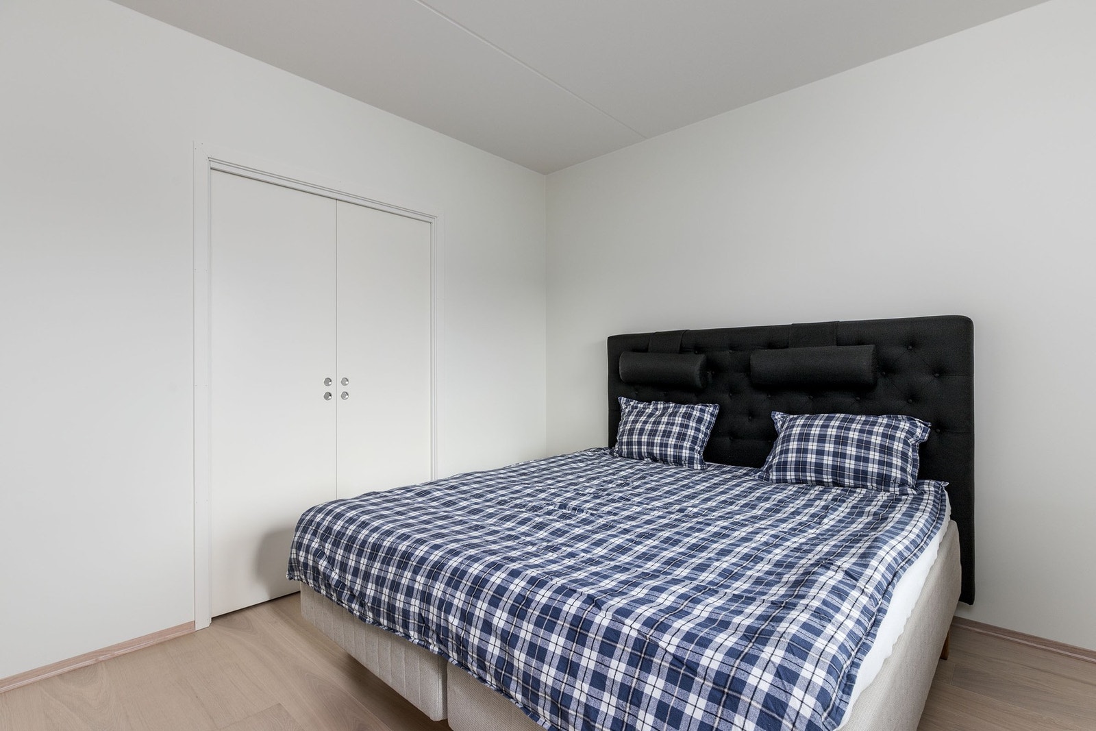 Gjennomgående parkett og malte flater gir en lun og moderne ramme rundt rommet, mens oppvarming sikrer god komfort året rundt. Galleribilde
