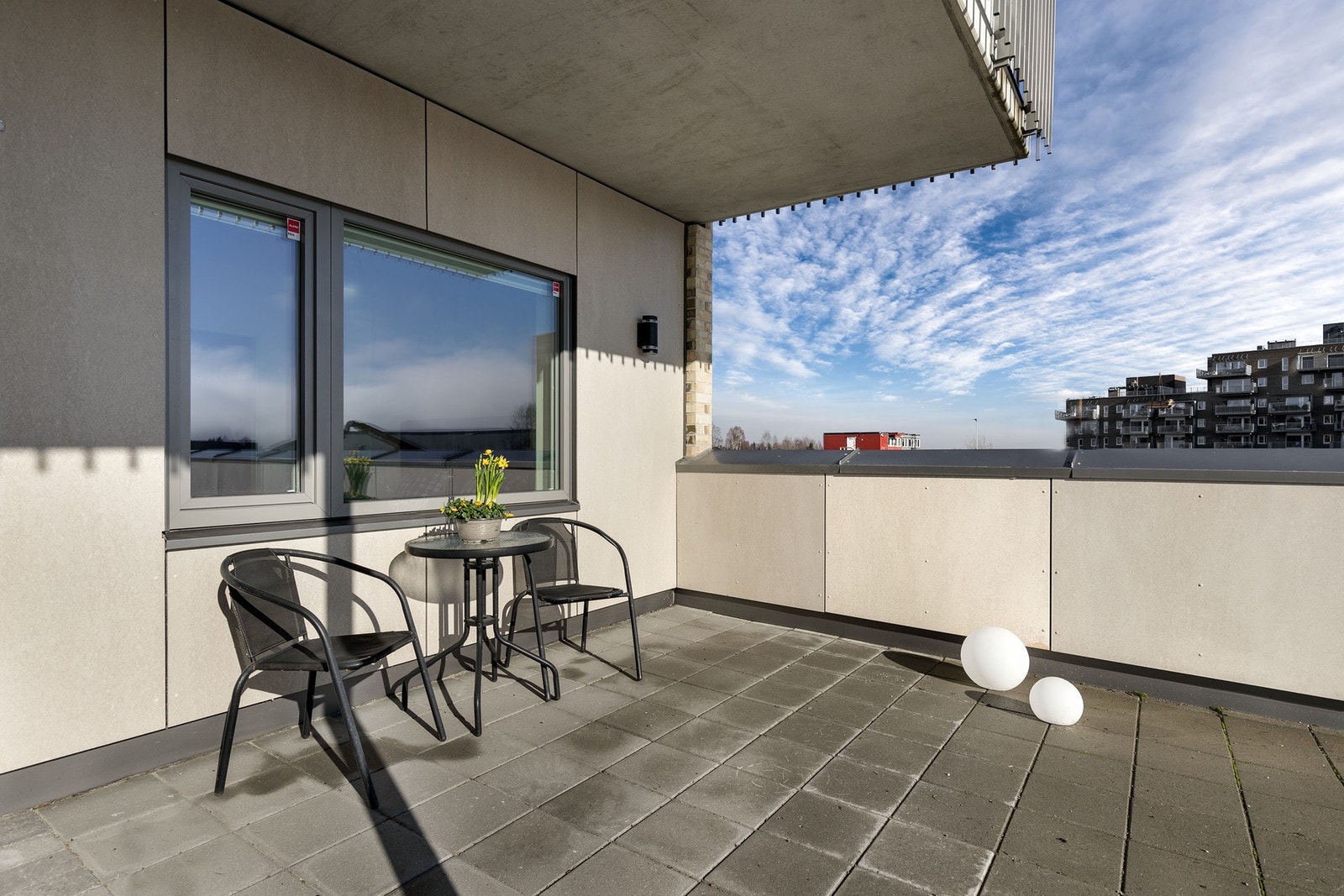 Fra stuen er det utgang til en overbygget terrasse på ca. 19 kvm med attraktiv nordvestvendt beliggenhet. Uteplassen har god plass til sittegrupper og utemøblement, og egner seg godt for både avslapning og sosiale sammenkomster.
Terrassen oppleves som en Galleribilde