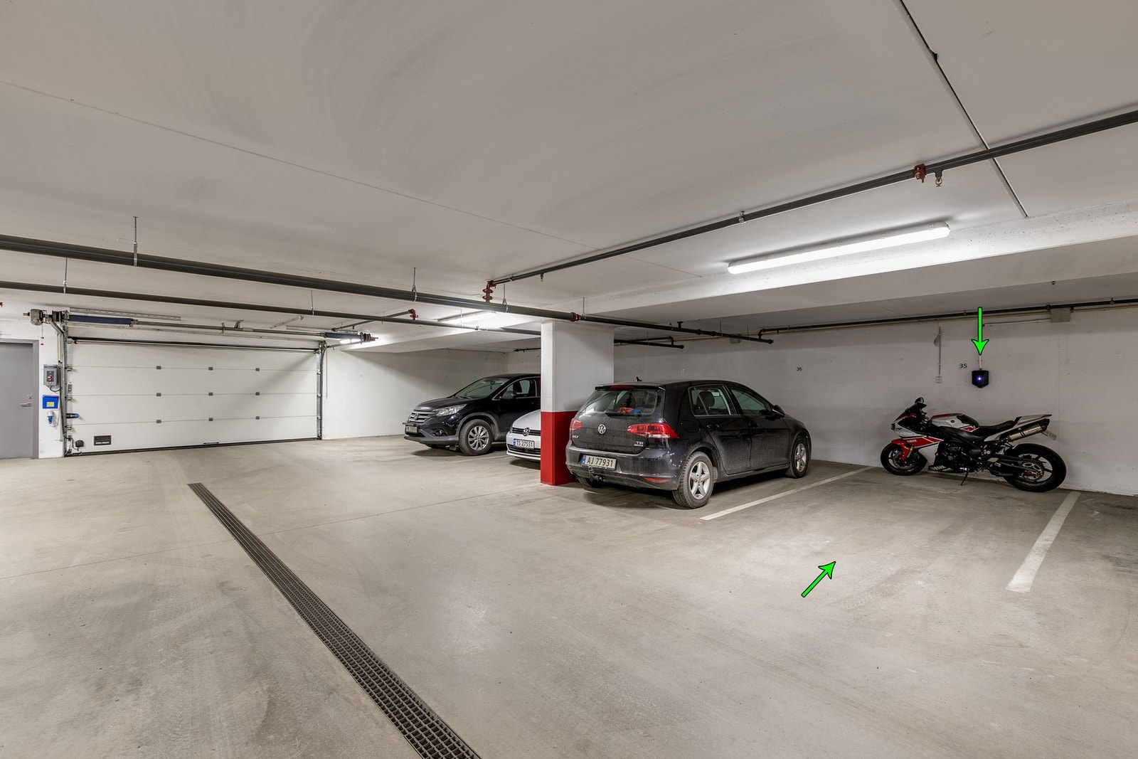 Boligen disponerer egen parkeringsplass i felles garasjeanlegg, med ferdig installert elbillader. Denne medfølger leiligheten. Galleribilde