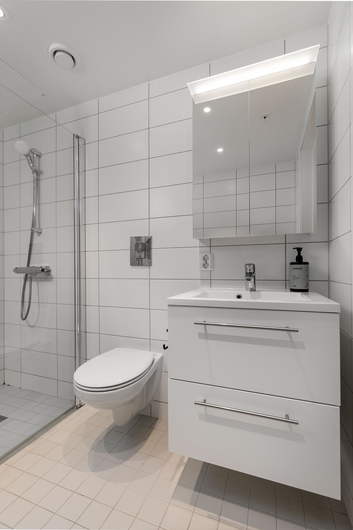 Det er opplegg for vaskemaskin og plass til tørketrommel. Downlights i himlingen og gulvvarme gir en gjennomgående god standard. Galleribilde