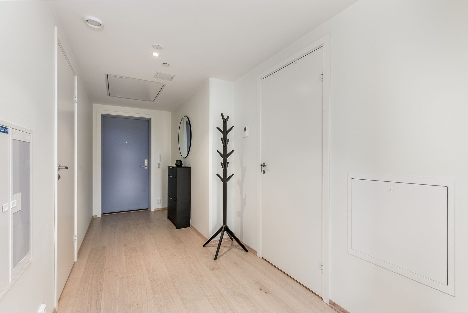 Innbydende entré med et lyst og tiltalende uttrykk. Stilren overflate og som gir et godt førsteinntrykk. Det er gode oppbevaringsmuligheter for yttertøy og sko. Galleribilde