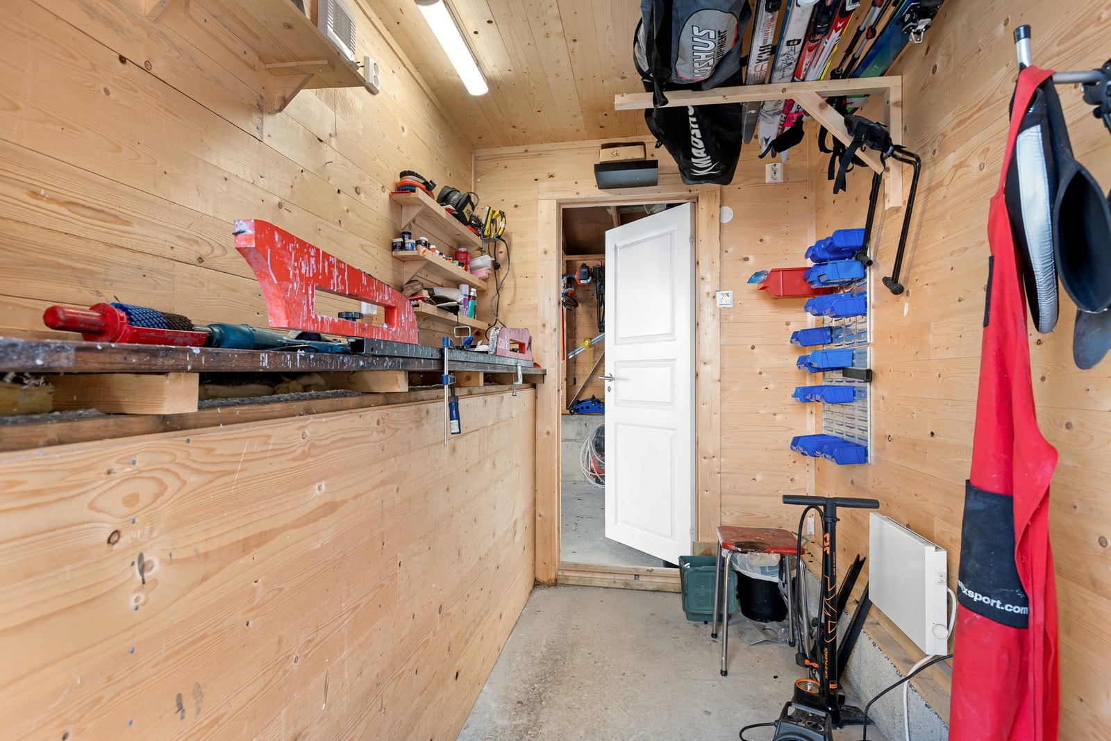 Isolert bod/smørebod i garasjen Galleribilde