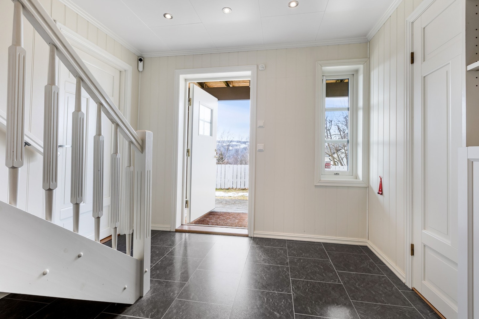 Gang/trappegang i underetasjen med utgang til hagen Galleribilde