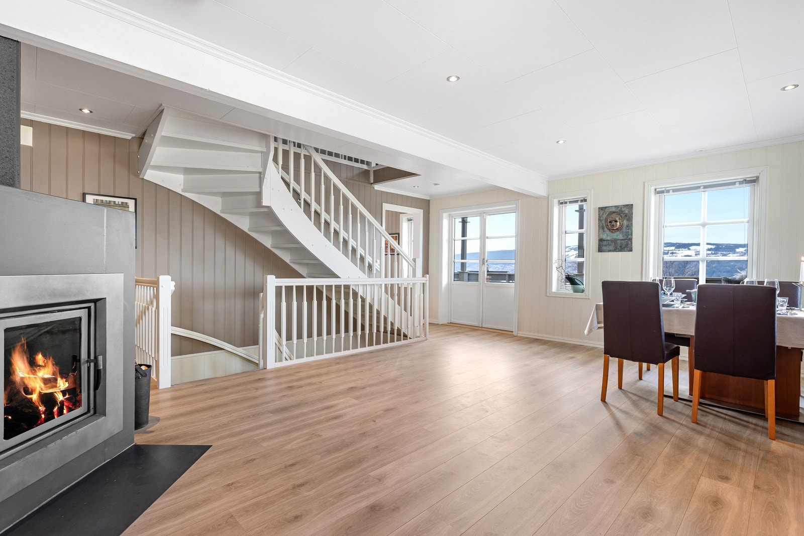 Lys og luftig stue med flott utsikt Galleribilde