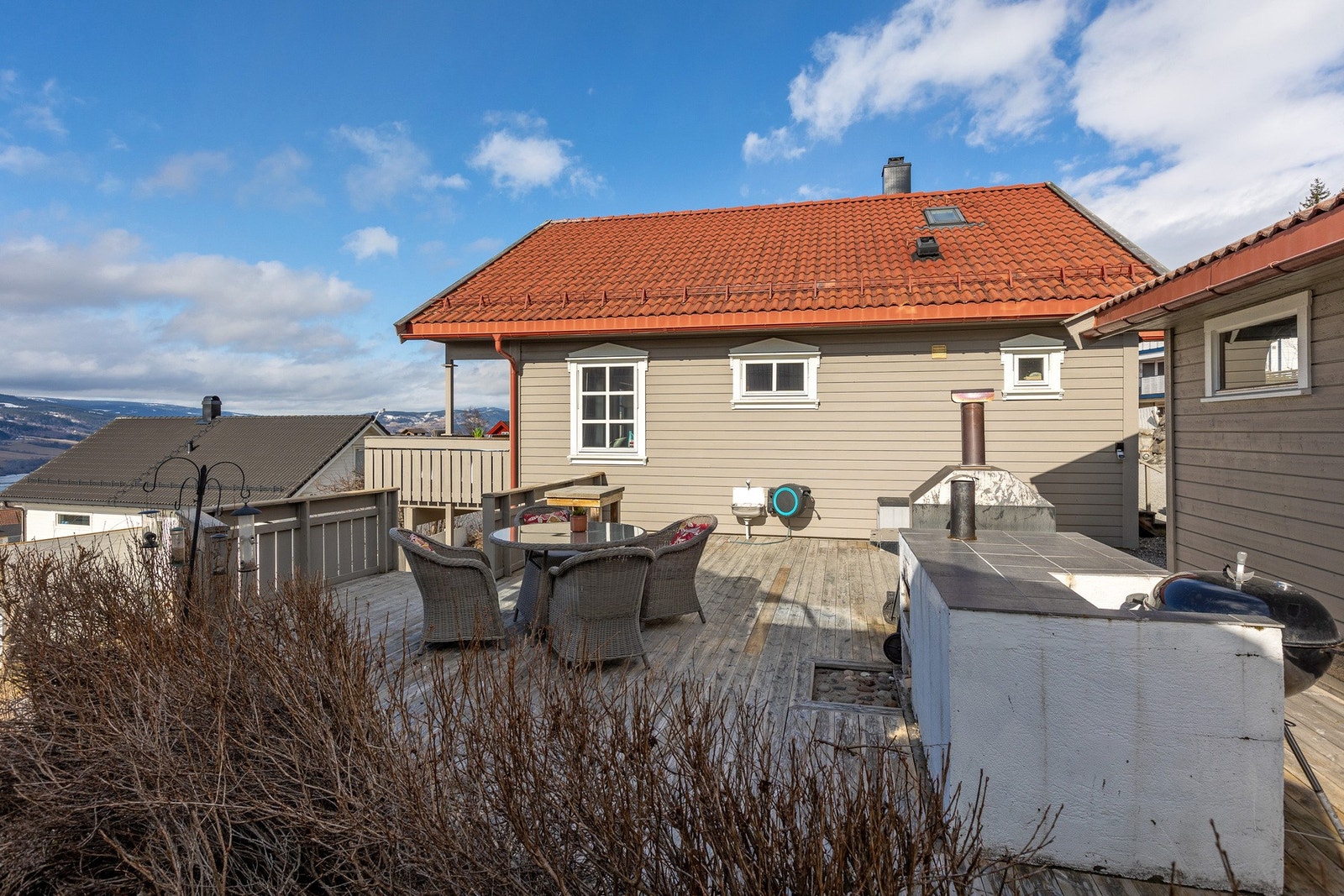 Nydelig, skjermet uteplass mot sør/vest Galleribilde