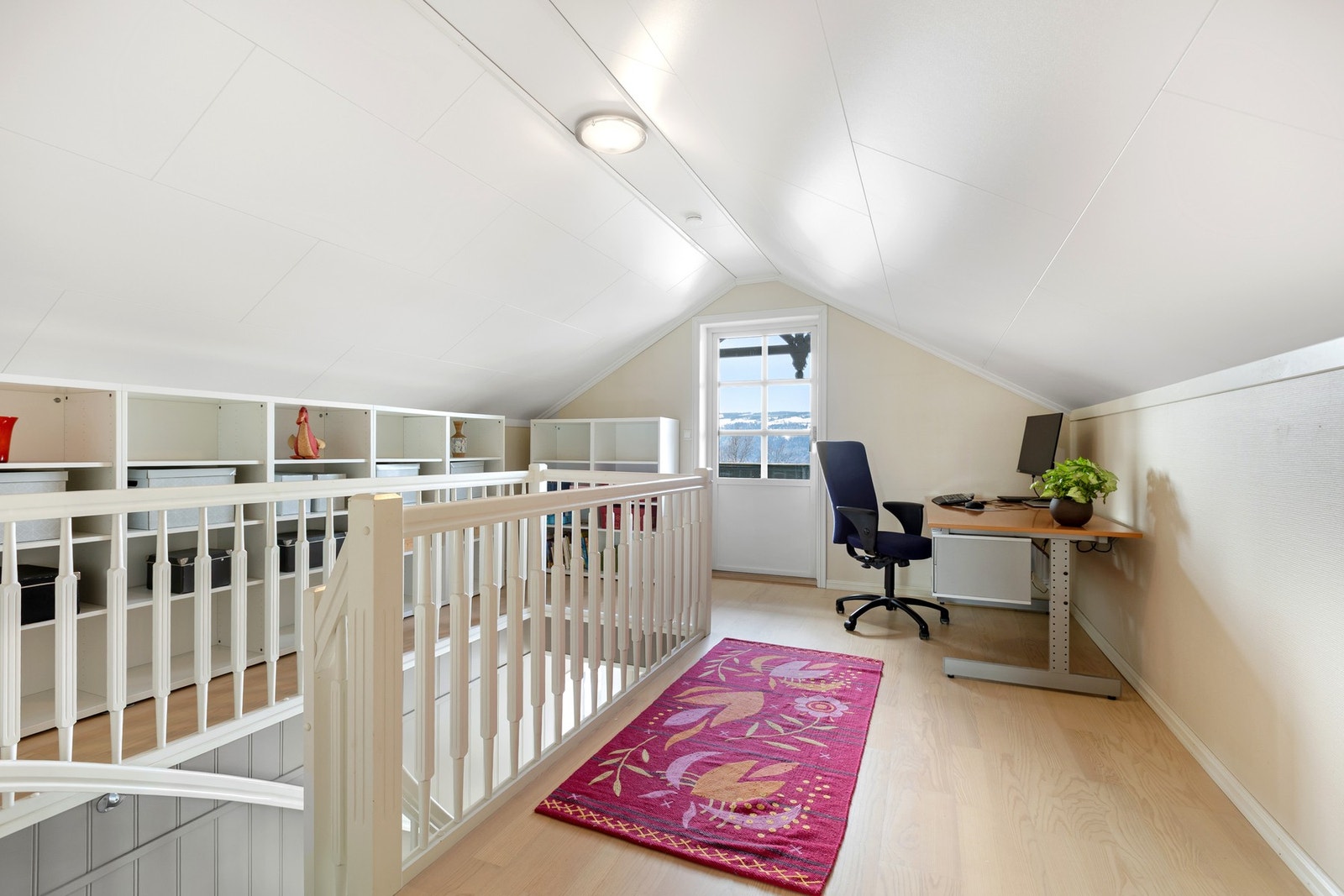 Loftsrom med utgang til balkong Galleribilde