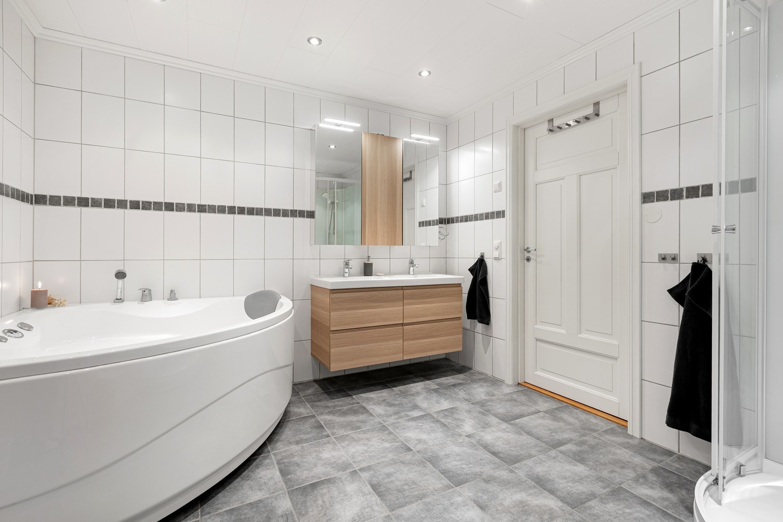 Pent og romslig baderom Galleribilde