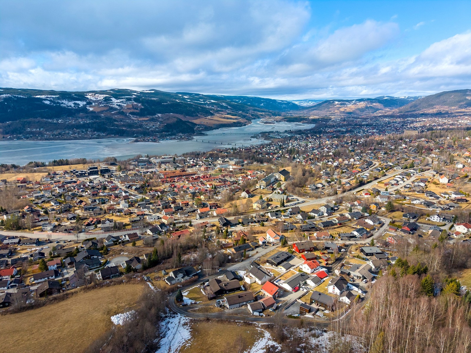 I Frederik Colletts veg er det hyppige bussavganger til blant annet sentrum Galleribilde