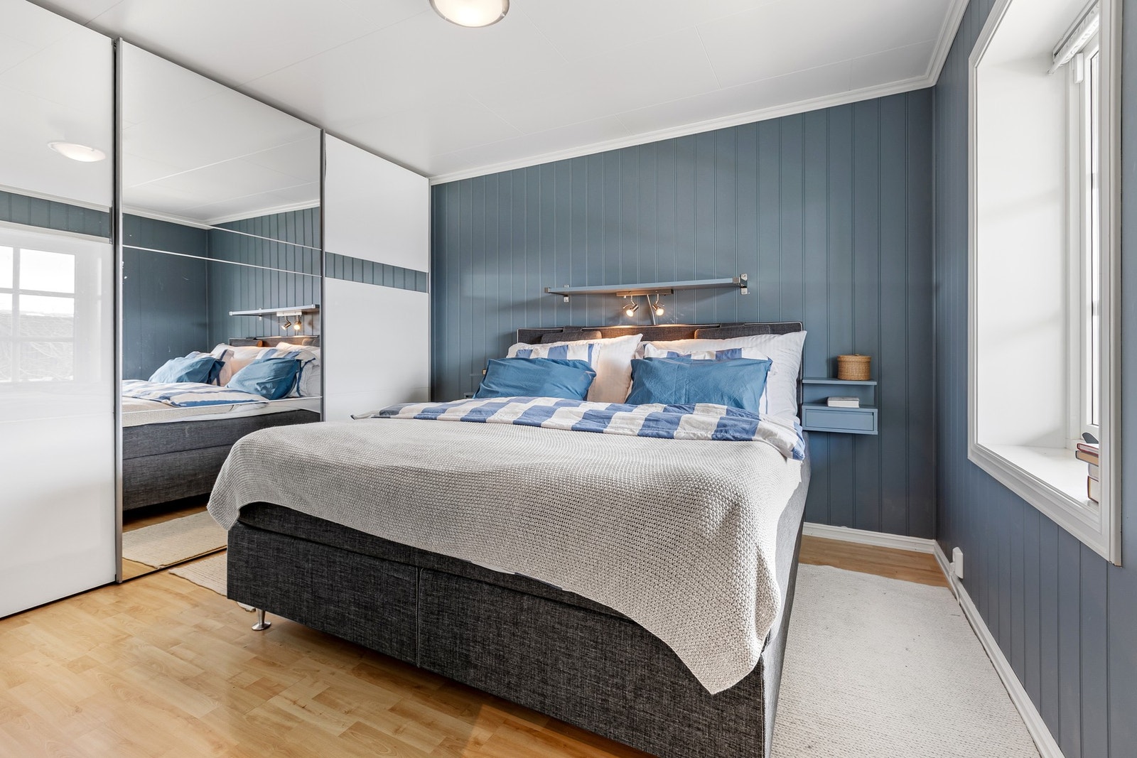 Hovedsoverom med stor skyvedørsgarderobe Galleribilde