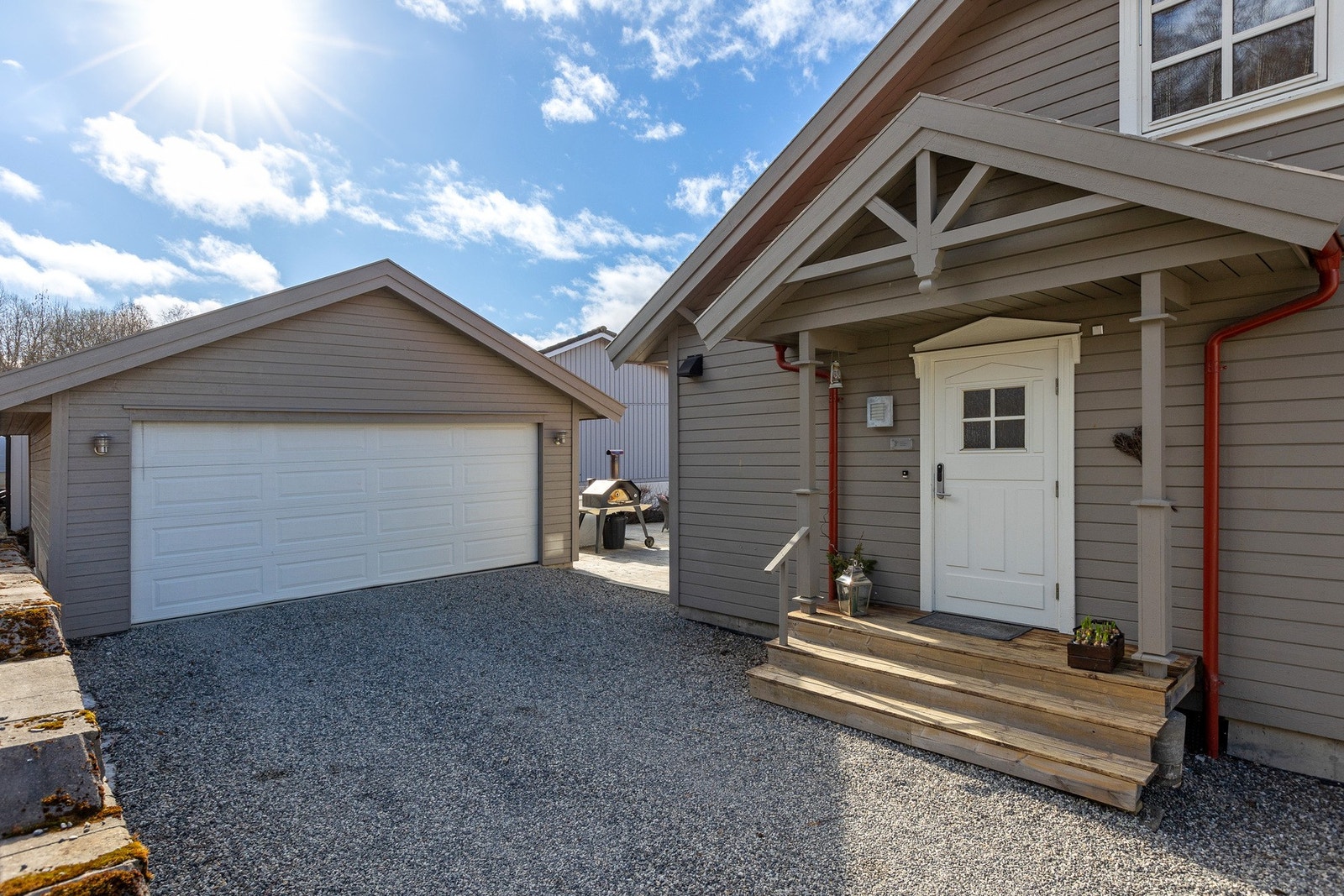 Gårdsplass og dobbelgarasje Galleribilde