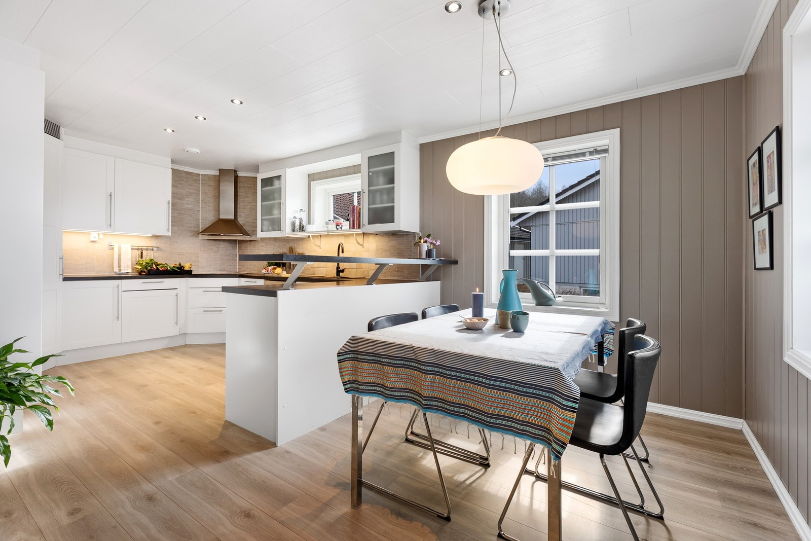 Separat kjøkkenløsning med plass til spisebord Galleribilde