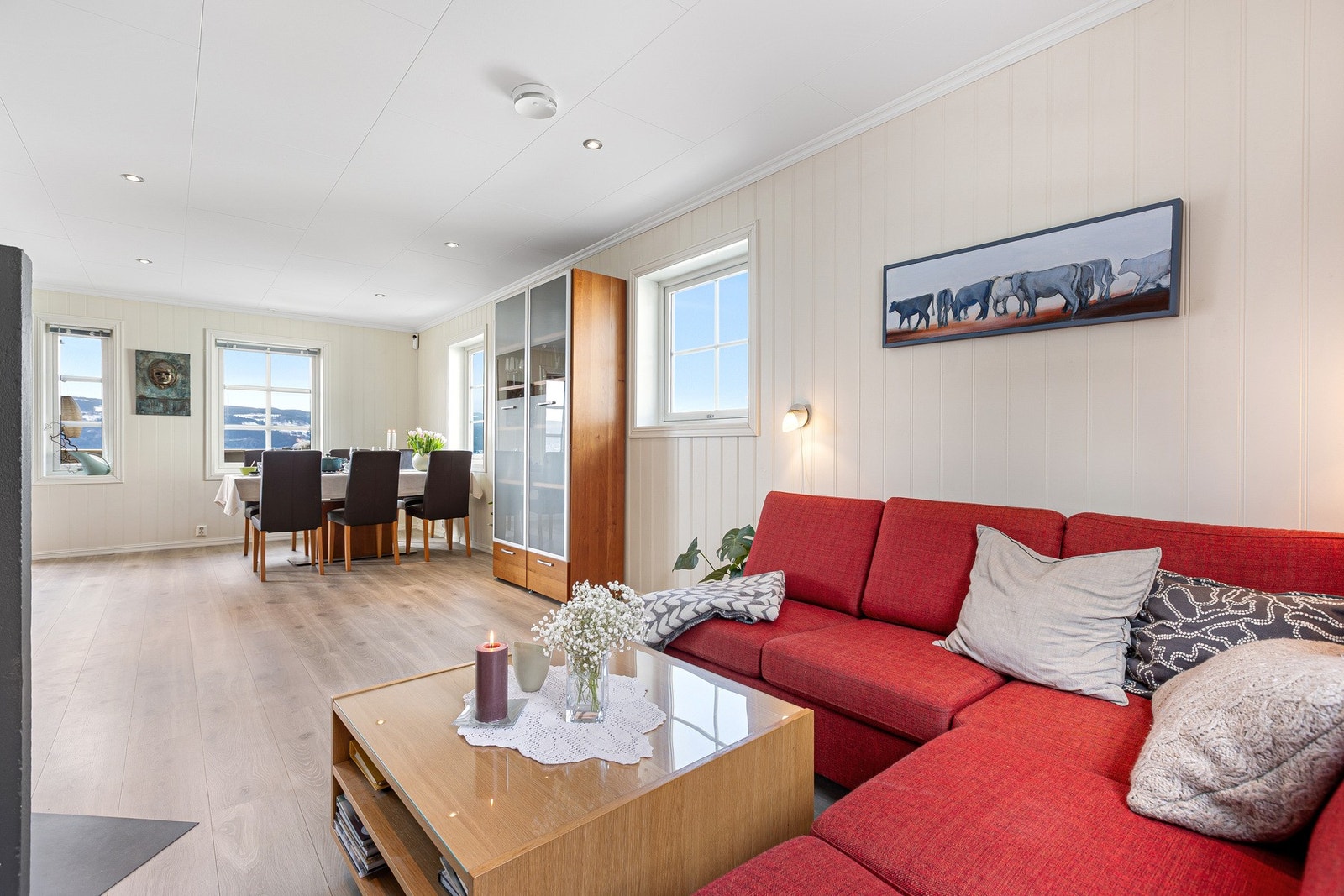 Lys og pen stue med vannbåren gulvvarme Galleribilde