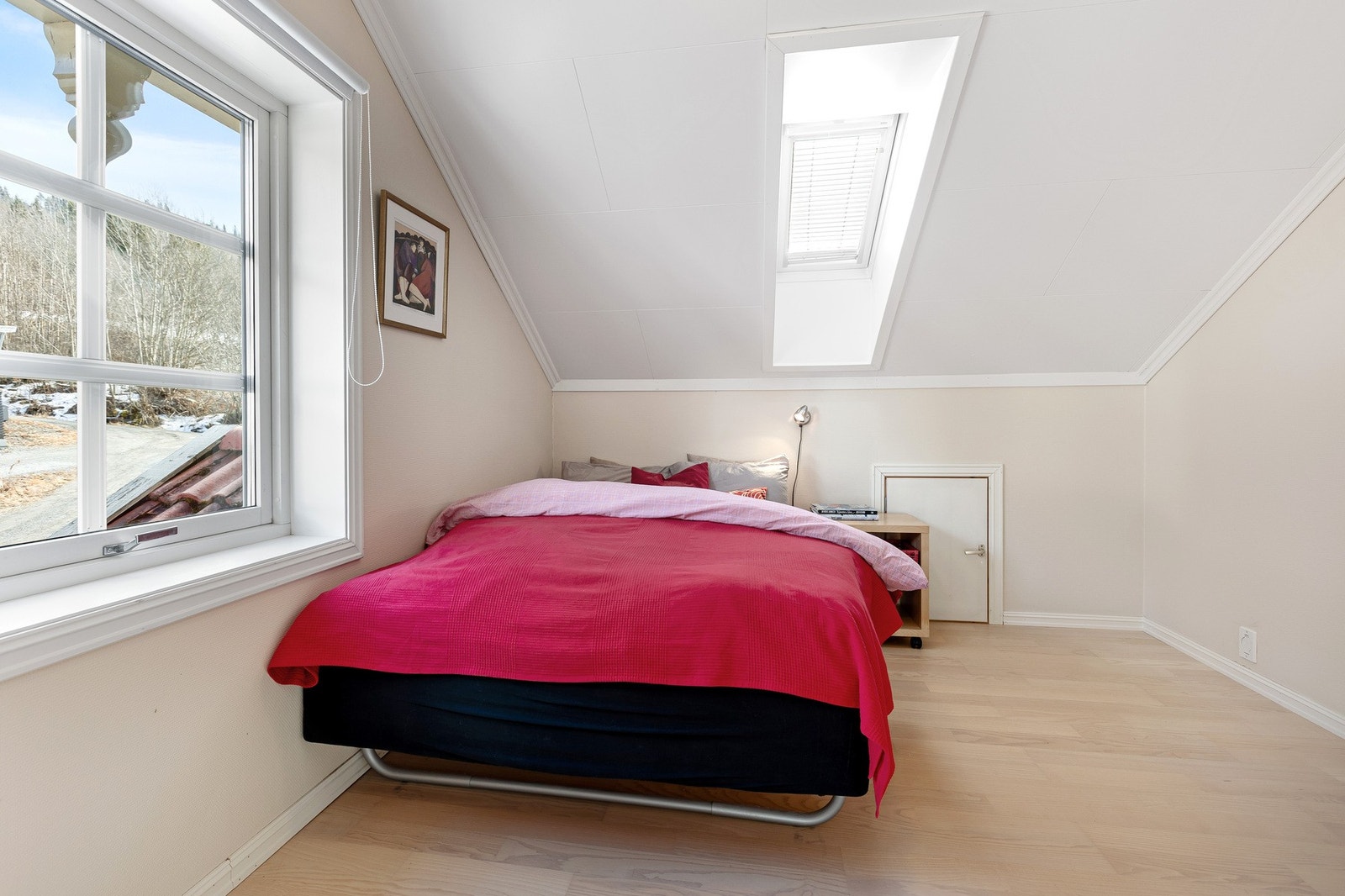 Soverom i loftsetasjen. Totalt fire soverom i boligen Galleribilde