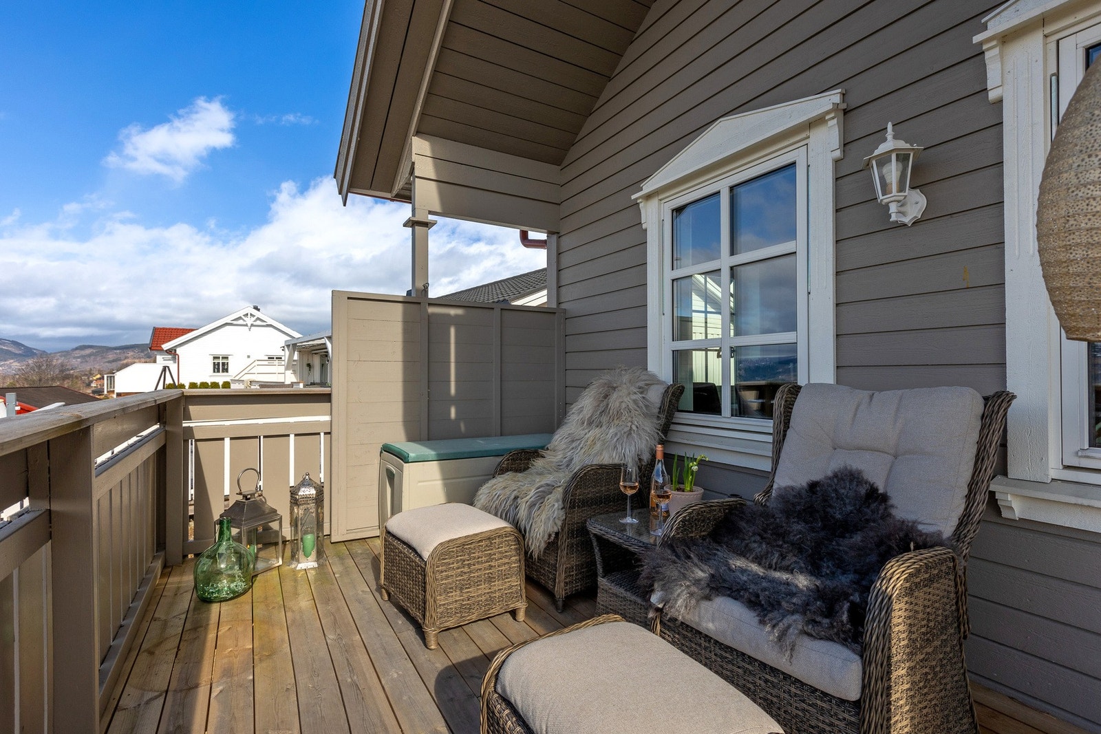 Solrik veranda med flott utsikt Galleribilde