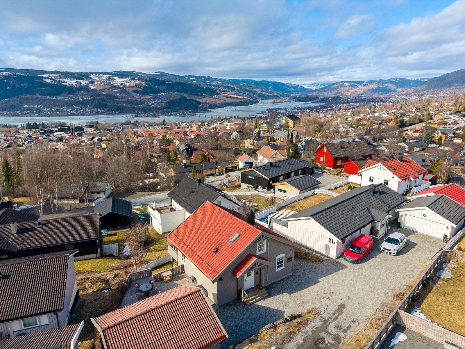 Meget familievennlig beliggenhet med flott utsikt og gode solforhold Galleribilde
