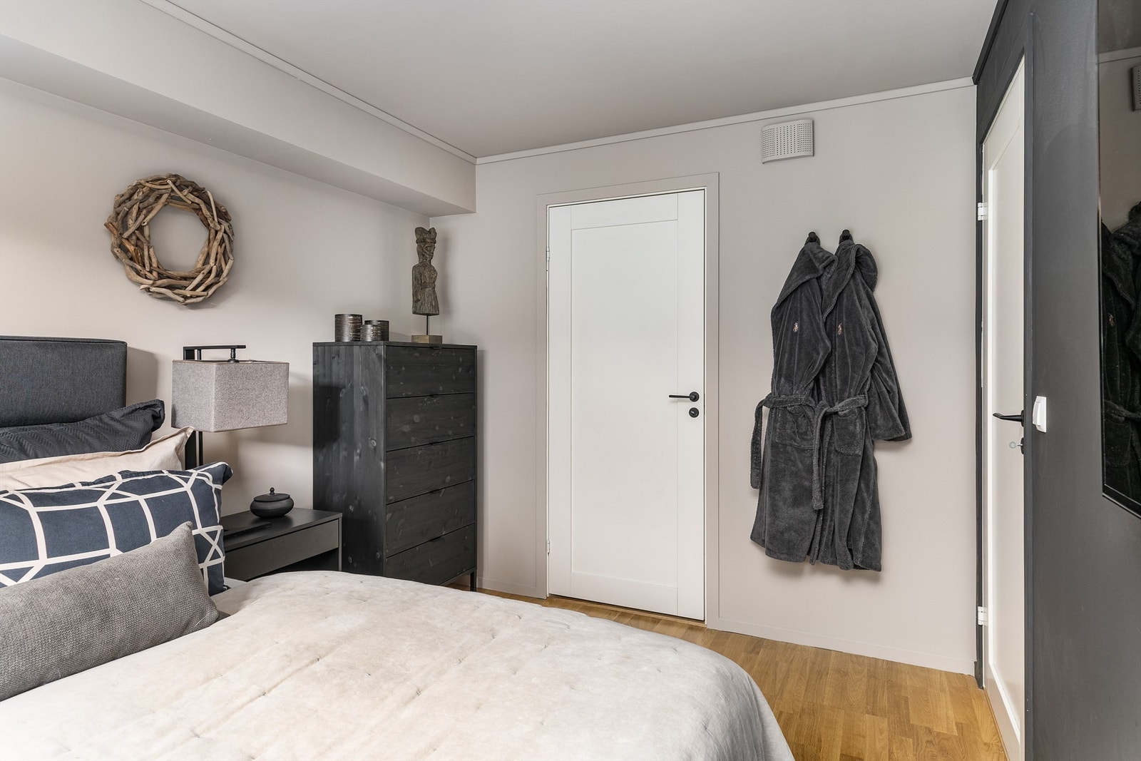 Hovedsoverommet har tilknyttet bod/teknisk rom på ca. 3 kvm. som i dag benyttes dels som garderobe. Galleribilde