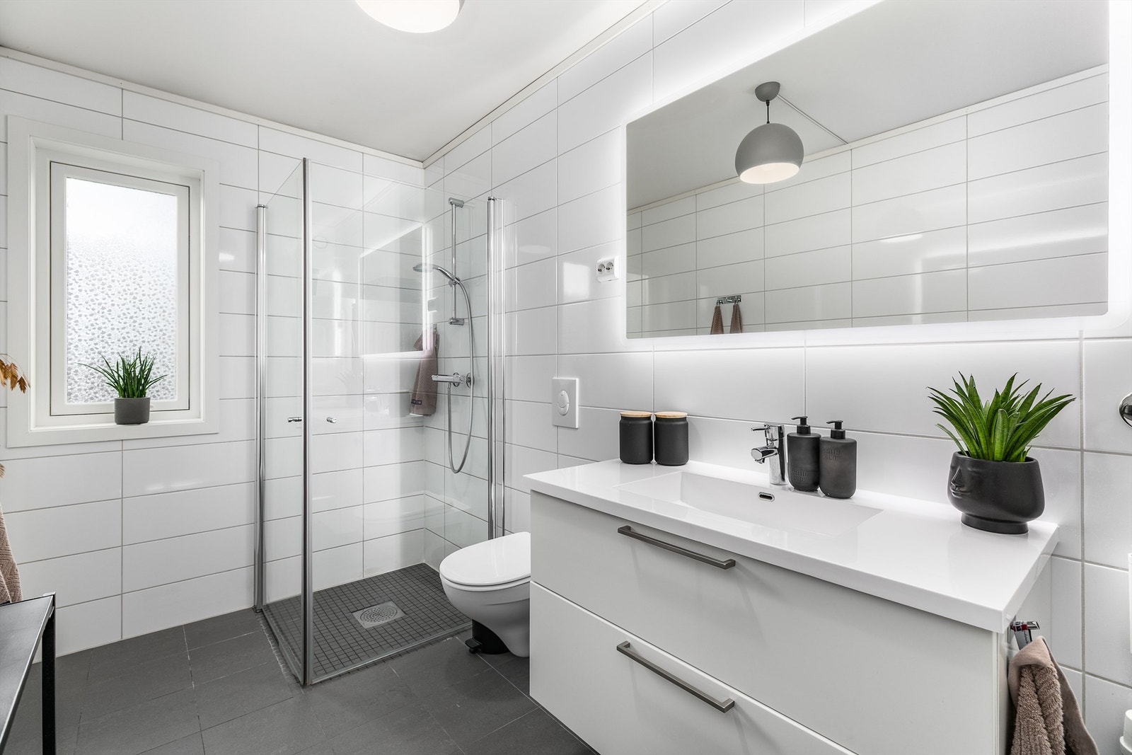 Badet er over 6 kvm. stort. Her er både gulv og vegger flislagt, i gulvet er det naturligvis også varme. Karmbelistninger er nymalt. Galleribilde