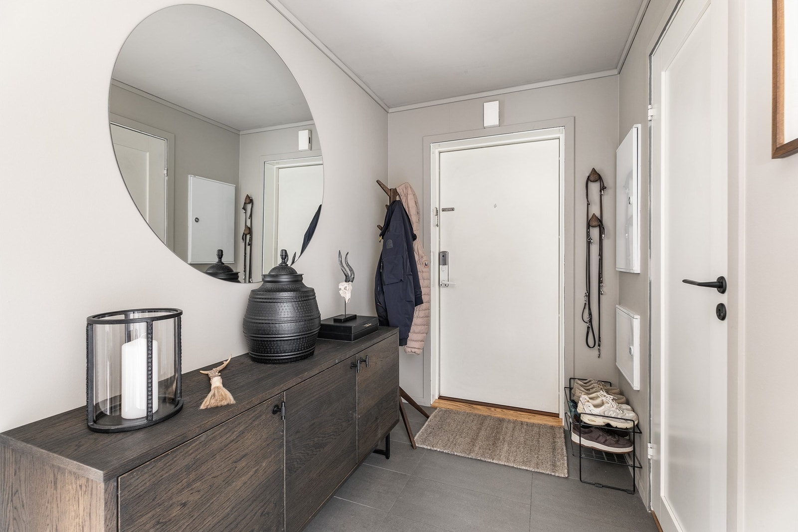 Entreens vegger og himling er nymalt. Gulvet har både varme og en praktisk overflate av fliser. Galleribilde