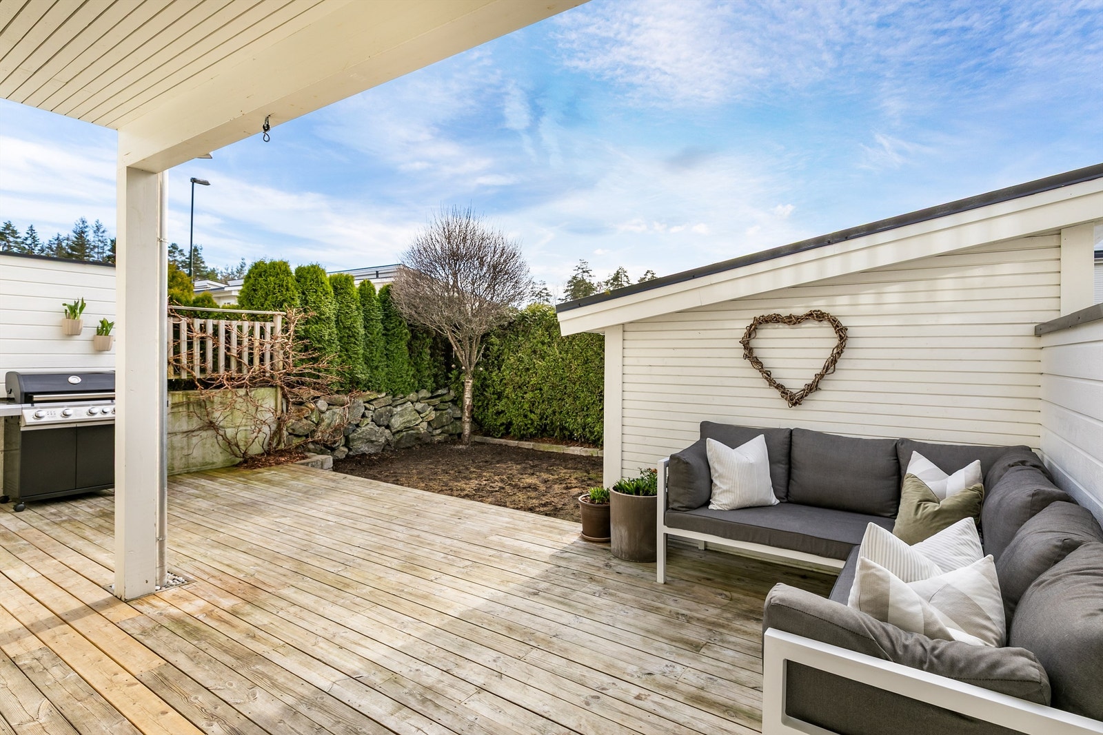 Et helt eget, avskjermet uteareal med både stor terrasse og hageflekk er kvaliteter få leiligheter av tilsvarende størrelse kan vise til.
Fotograf; Børge Oppegård. Galleribilde