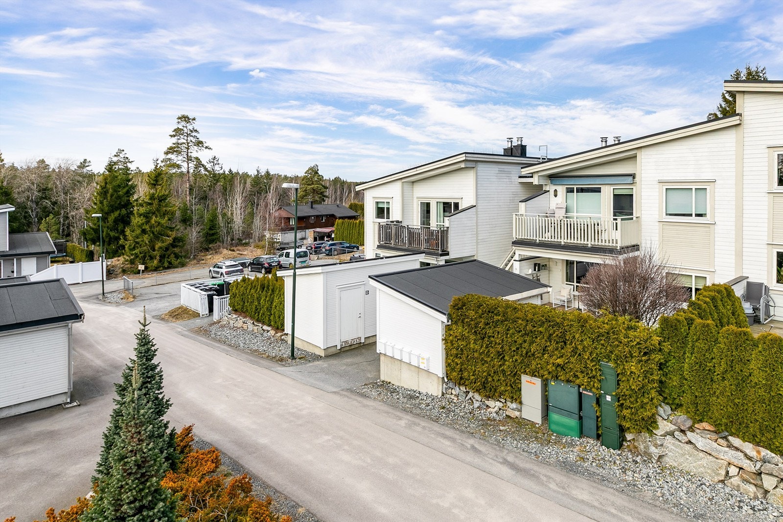Leiligheten disponerer biloppstillingsplass merket 7B på felles parkeringsområde for sameiet. Galleribilde