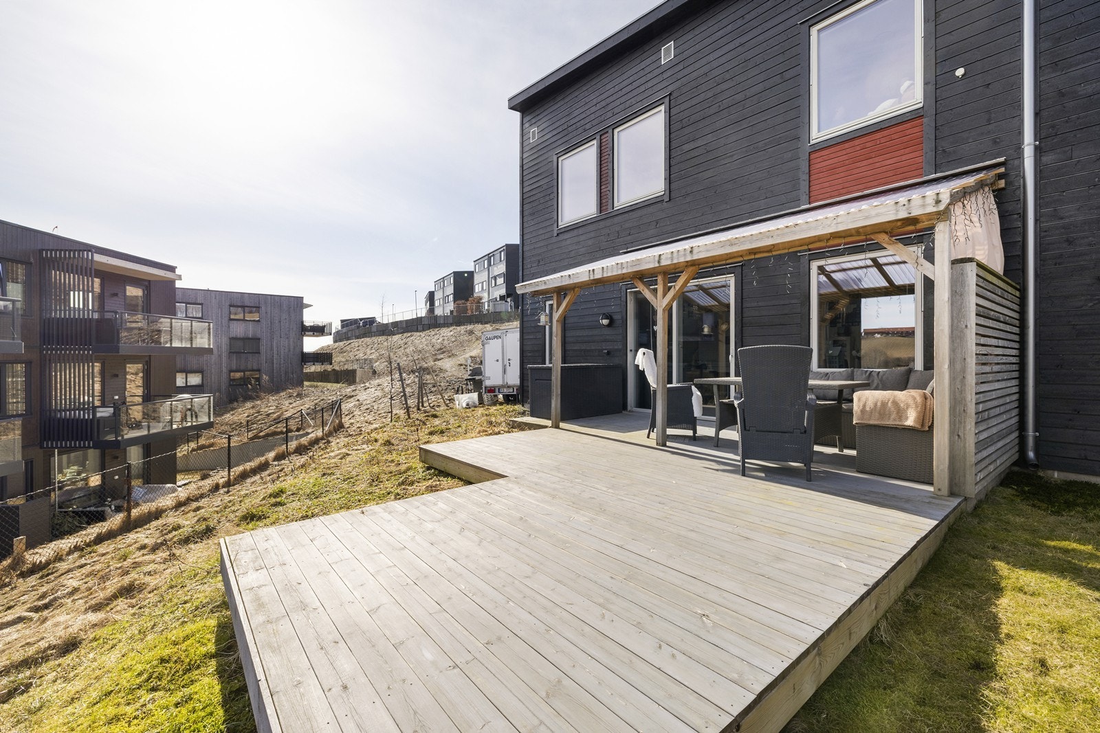Solrik terrasse med tilknytning til hageareal - perfekt for både lek og hyggelige uteopphold. Galleribilde