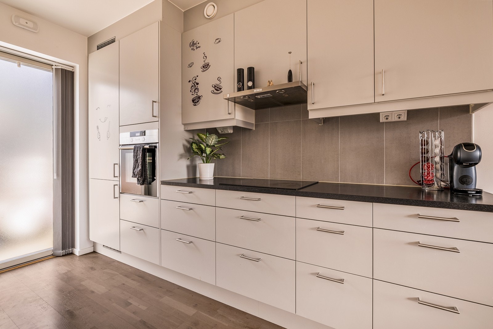 kjøkkenet har godt med skapplass og har utgang til terrassen ved entreen. Galleribilde