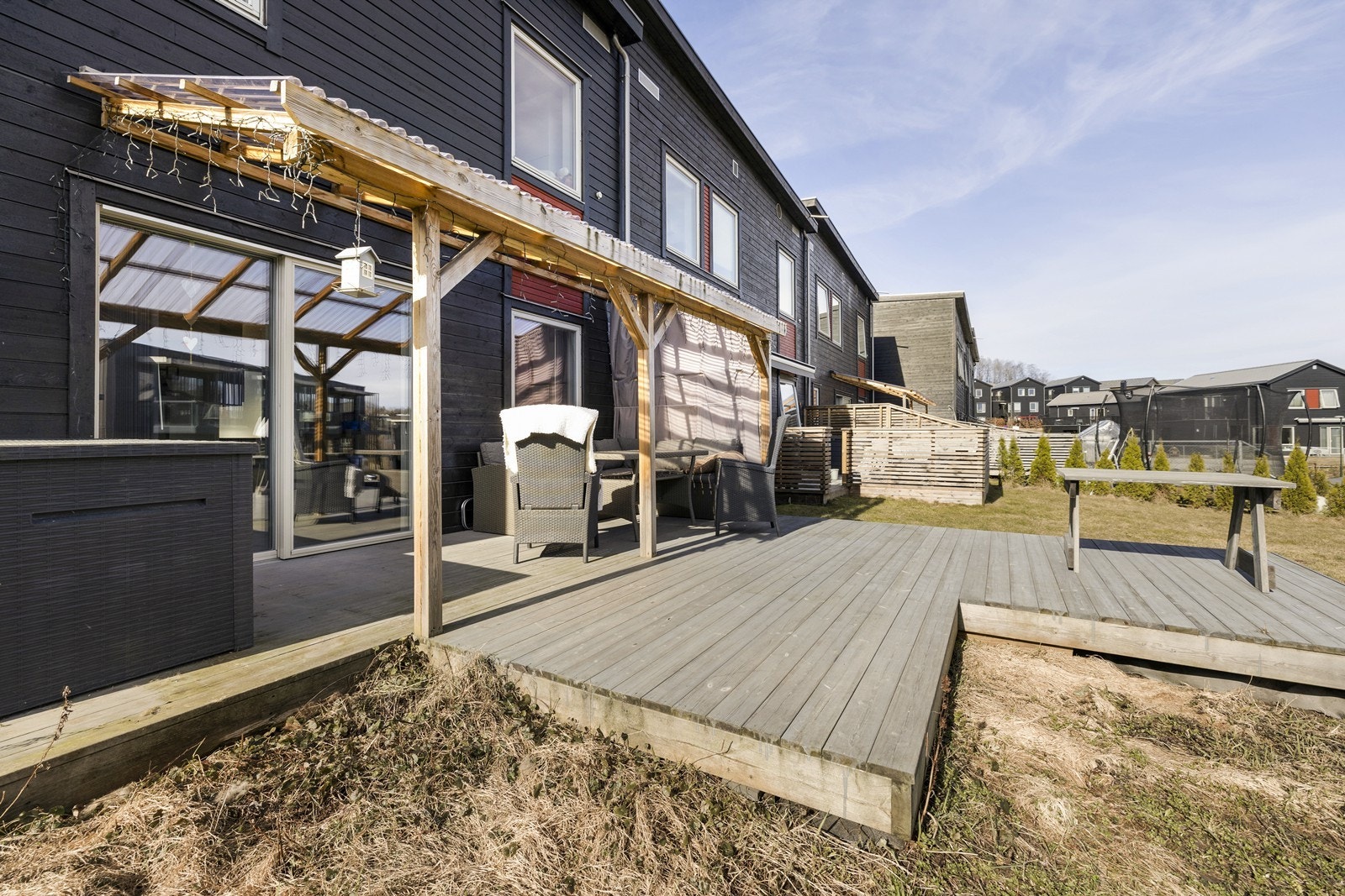 Romslig terrasse med god plass til utemøbler og sosiale sammenkomster. Galleribilde