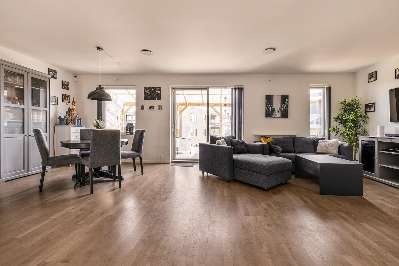 Fra stuen er det utgang til terrassen bak huset. Galleribilde
