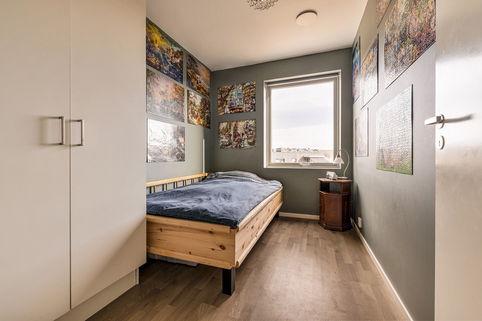 Soverom 2 med god plass til seng og oppbevaring. Galleribilde