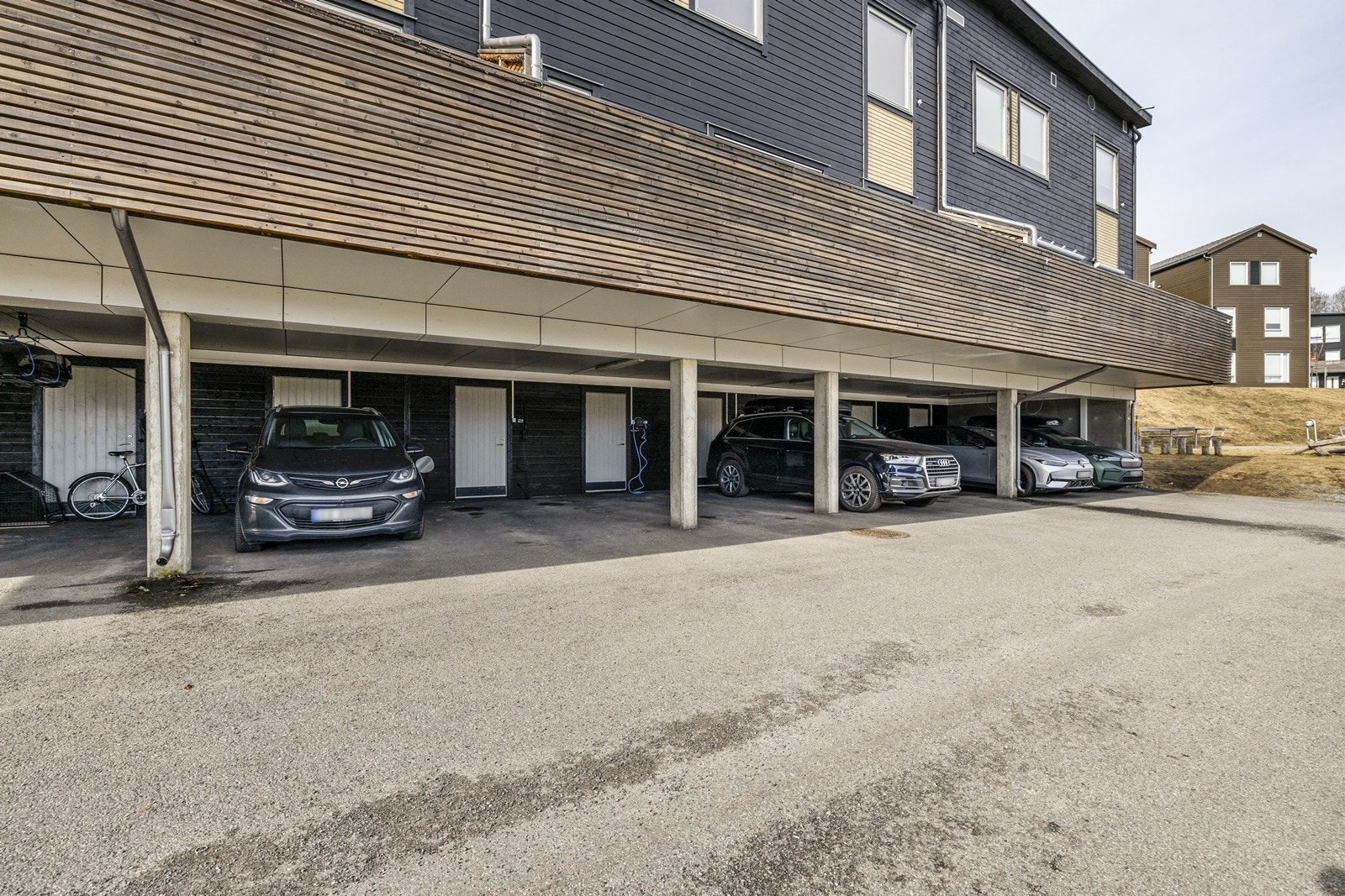 Carport med tilhørende oppstillingsplass og bod. Galleribilde