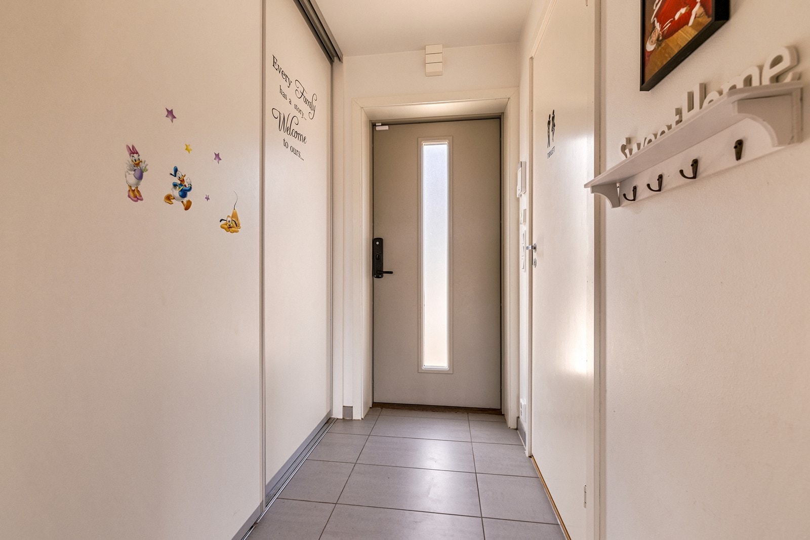 Lys og innbydende entré med praktisk oppbevaringsplass og god adkomst til boligens øvrige rom. Galleribilde