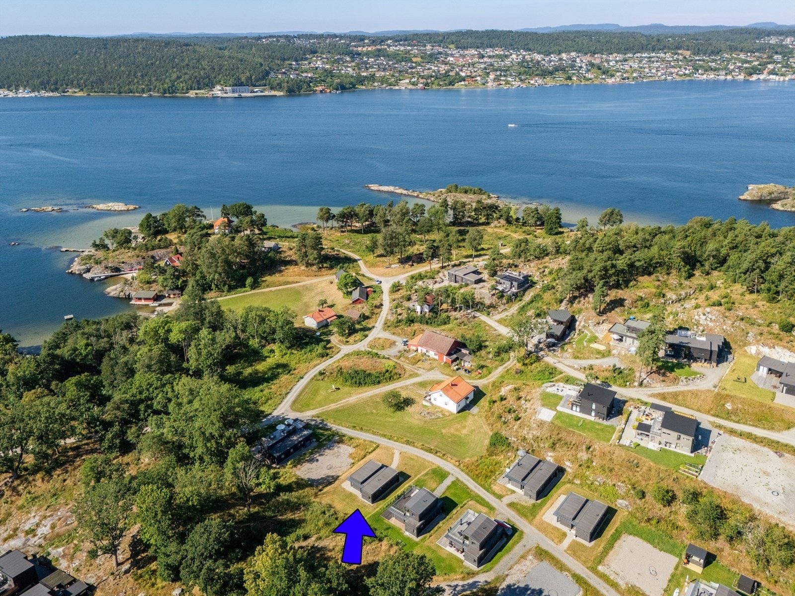 Eiendommen har en flott beliggenhet på Bjørkøya - en ekte skjærgårdsperle.
Her ligger eiendommen fredelig og skjermet, inntil et område regulert til friluftsformål, samtidig som at du har kort vei til badestrand og øyas fasiliteter. Galleribilde