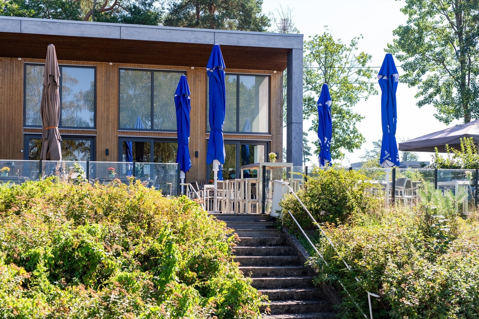 I tillegg byr øya på en hyggelig, sommeråpen restaurant - et naturlig samlingspunkt for gode måltider og feriestemning. Galleribilde
