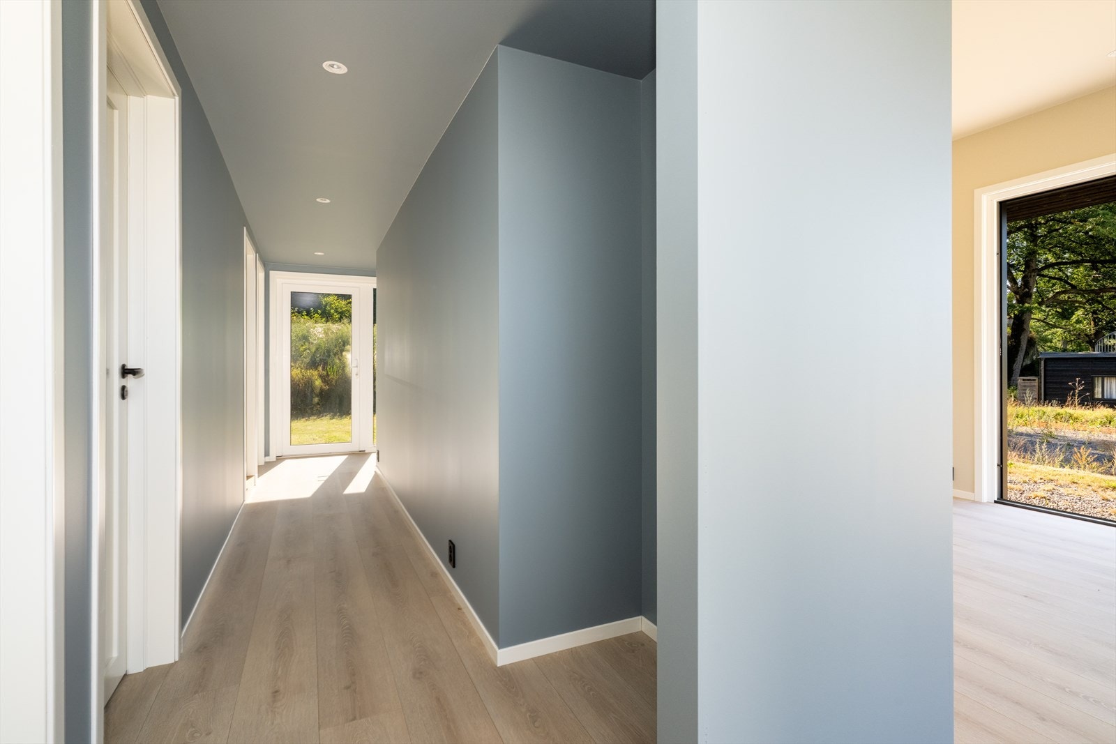 I gangen er det fint og gjennomgående lysinnslipp fra glassdører i begge ender. Galleribilde